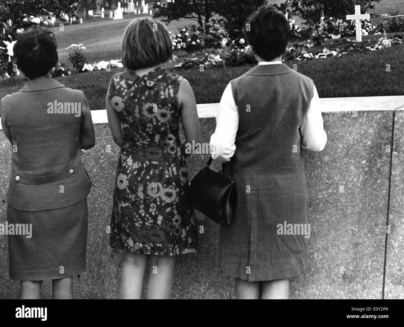 Jun 07, 1968; New York, NY, STATI UNITI D'AMERICA; oltre 60.000 visitatori e curiosi hanno visitato il Robert F. Kennedy grave nelle prime 24 ore Foto Stock