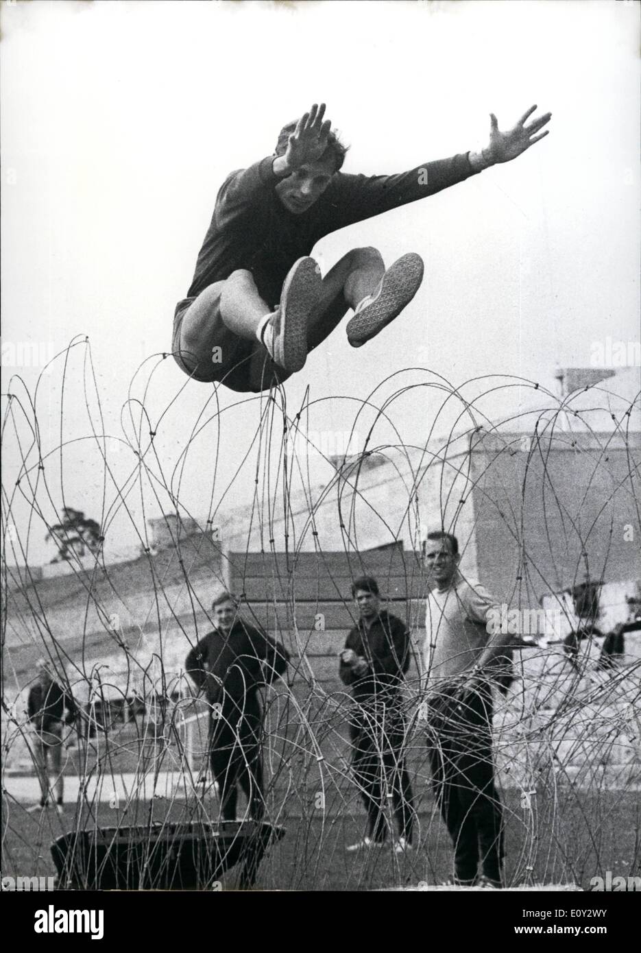 Sett. 09, 1968 - Questa ''battenti Berliner'' salti oltre il filo spinato! Egli treni ogni minuto in preparazione al Monaco di Baviera stadio olimpico...ma non è per la Città del Messico Olimpiadi, piuttosto egli è di formazione per la polizia mostra a Berlino. Il programma ha una durata di sei ore e ha evento Foto Stock