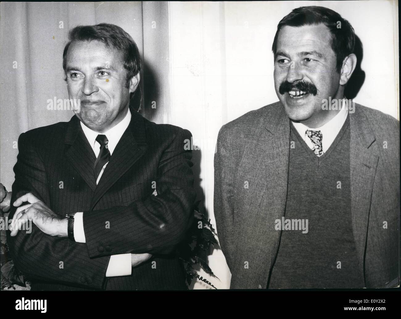 Sett. 09, 1968 - Frankfurt Book Fair autore tedesco Guenter Grass destra e l'autore cecoslovacco Pavel Kohout, che hanno aderito Foto Stock