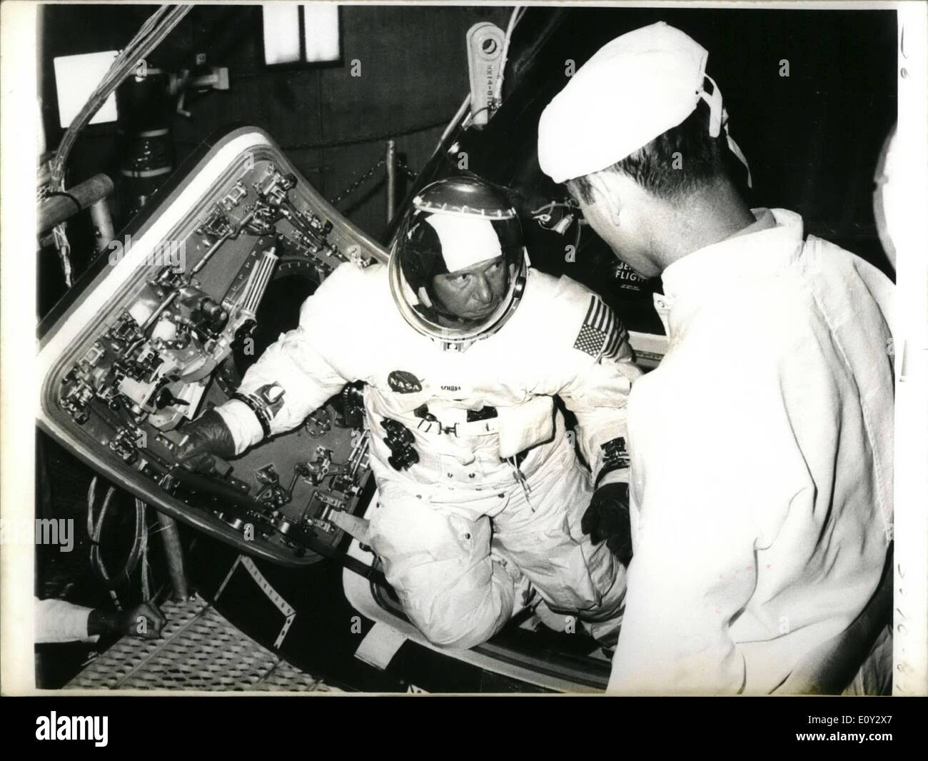 Sett. 09, 1968 - Apollo 7 avvio progetto: astronauta M.Walter Schirra è mostrato durante la formazione in uscita dalla navetta Apollo in una camera di altitudine al Kennedy Space Center, Florida. Foto Stock