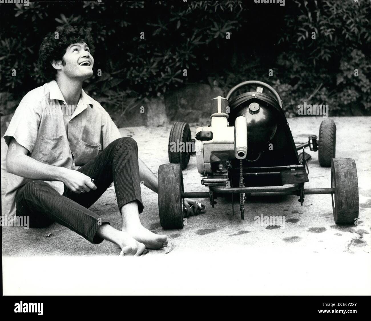 Sett. 09, 1968 - Hi-Speed Monkee: Monkee Micky Dolenz ha recentemente si trovò una nuova emozionante hobby-go-kart racing! Ed essendo meccanicamente una mentalità Monkee, Micky ha fatto più di go-kart racing-egli ha effettivamente si costruì un go-kart, nel suo giardino nella sua casa di Los Angeles. E ogni volta che egli non è il giro del mondo con il gruppo Micky di godere a fondo se stesso racing il go-kart. Mostra fotografica. Monkee Micky Dolenz mantiene la sua casa costruita di go-kart in tip top condizioni pronto per il racing. Foto Stock