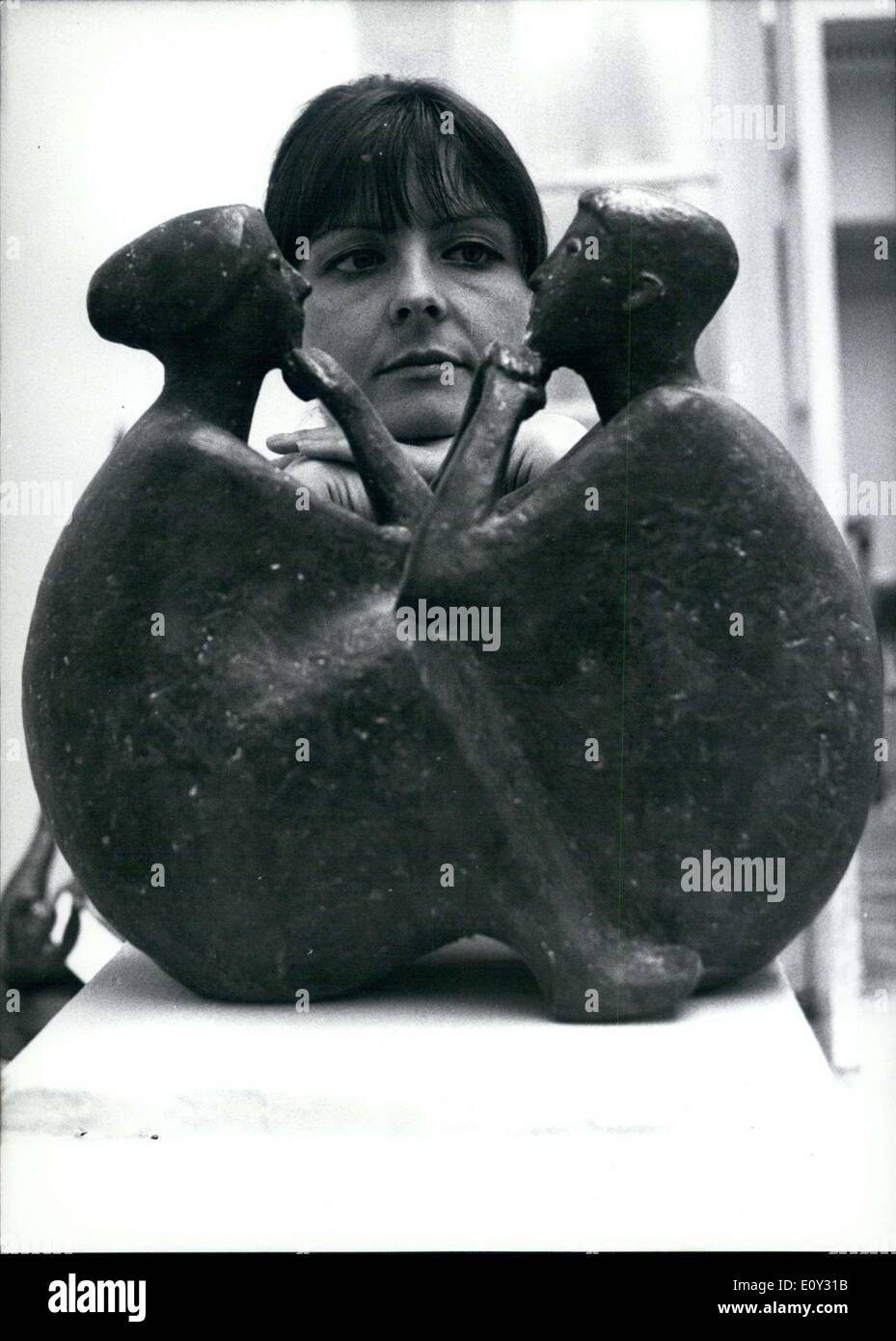 Giugno 11, 1968 - Oltre 1.000 pezzi d'arte, dai dipinti di sculture e di più, sono stati esposti a una grande esposizione di arte a Monaco di Baviera nel 1968. Questo pezzo è intitolato "Zwiegespr?ch'' ed è opera dello scultore Marianne Luedicke. Foto Stock