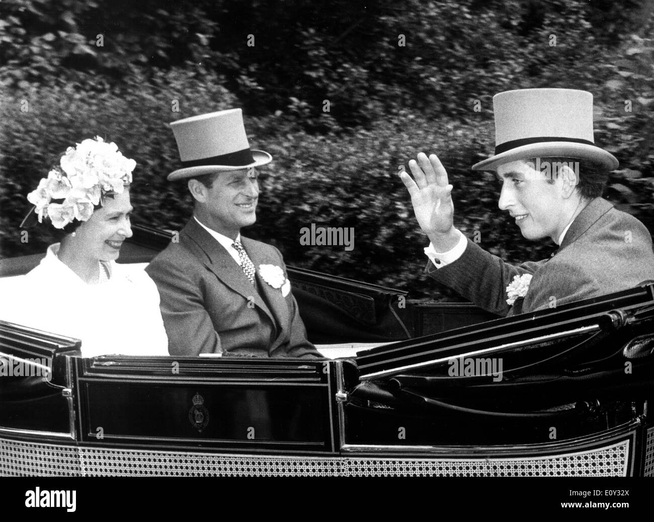 Elizabeth II, il principe Filippo e Carlo nel carrello Foto Stock
