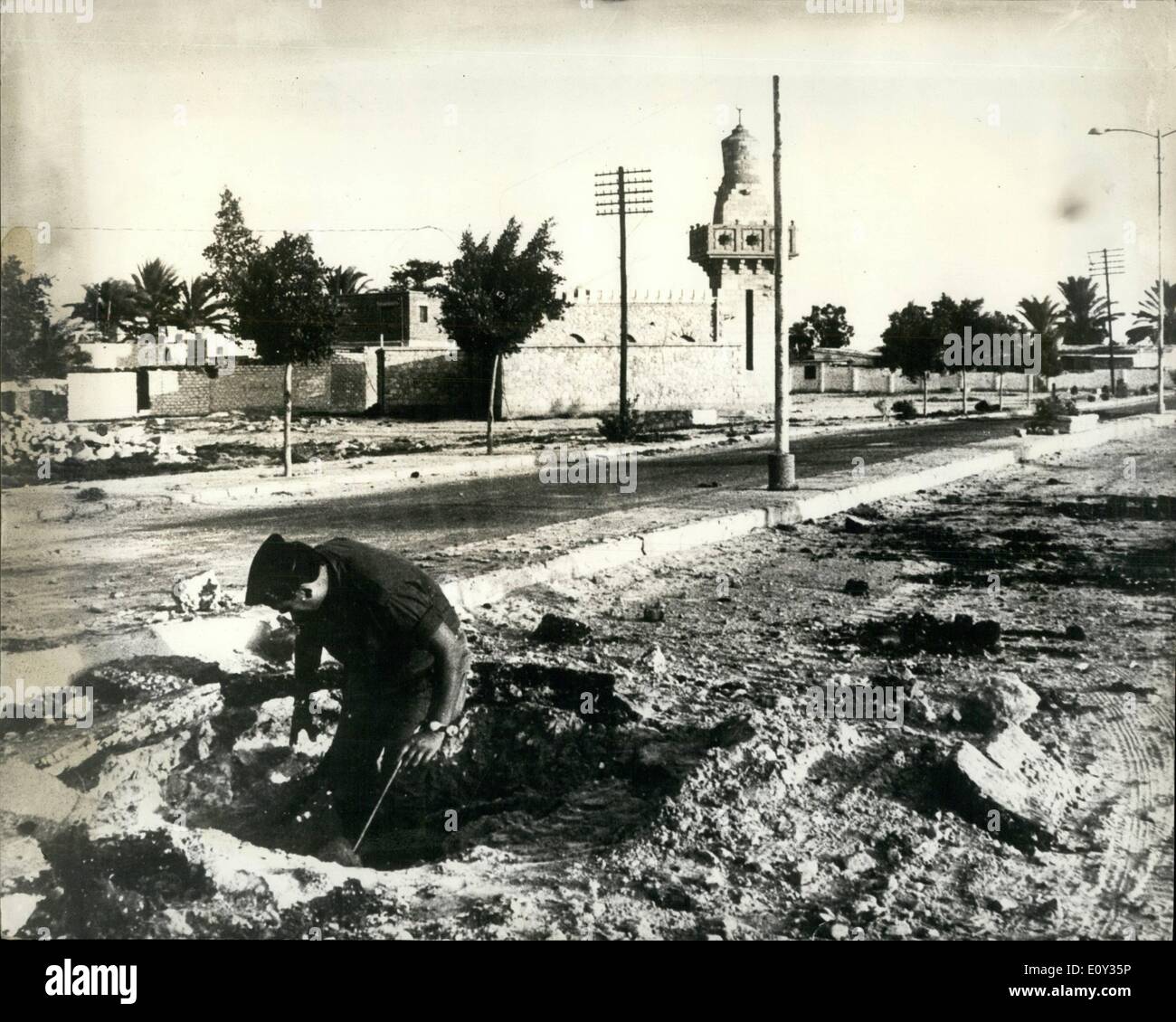 Sett. 09, 1968 - Israeliani e le truppe egiziane nella battaglia di artiglieria.: descritto come uno dei più pesanti duelli di artiglieria poiché la sei giorni di guerra ha avuto luogo la domenica tra egiziano e truppe israeliane lungo un miglio 70 tratto del canale di Suez da Kantara porta a Suez. Per più di quattro ore egiziano e artiglieria israeliana unisce sbattuto guscio in ogni altra posizione, e spesso a bruciapelo con poco più di cinquanta metri del Canale di Suez che separa i due lati. Numero di vittime israeliane erano announed come 10 soldati morti e 19 feriti Foto Stock