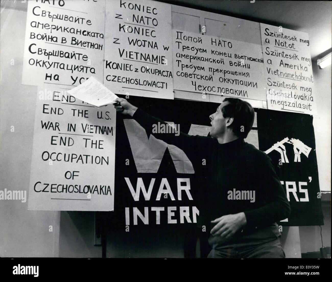 Sett. 09, 1968 - Opuscolo proteste in E. Capitali Europee organizzata a Londra. Il sig. Michael Randle, presidente della War Resisters' International, puntando a testi in (da sinistra), bulgaro, polacco, russo e ungherese di volantini a sostegno della Cecoslovacchia lasciate cadere contemporaneamente da membro della sua organizzazione a Sofia, Varsavia, Mosca e Budapest ieri. L'equivalente inglese è sotto lo slogan. I membri dell' organizzazione a Mosca sono stati Vicki Rover, un 24enne americano, e Andrew Papworth, una stampante di Hampstead, Londra e un ex segretario del comitato del 100. Foto Stock