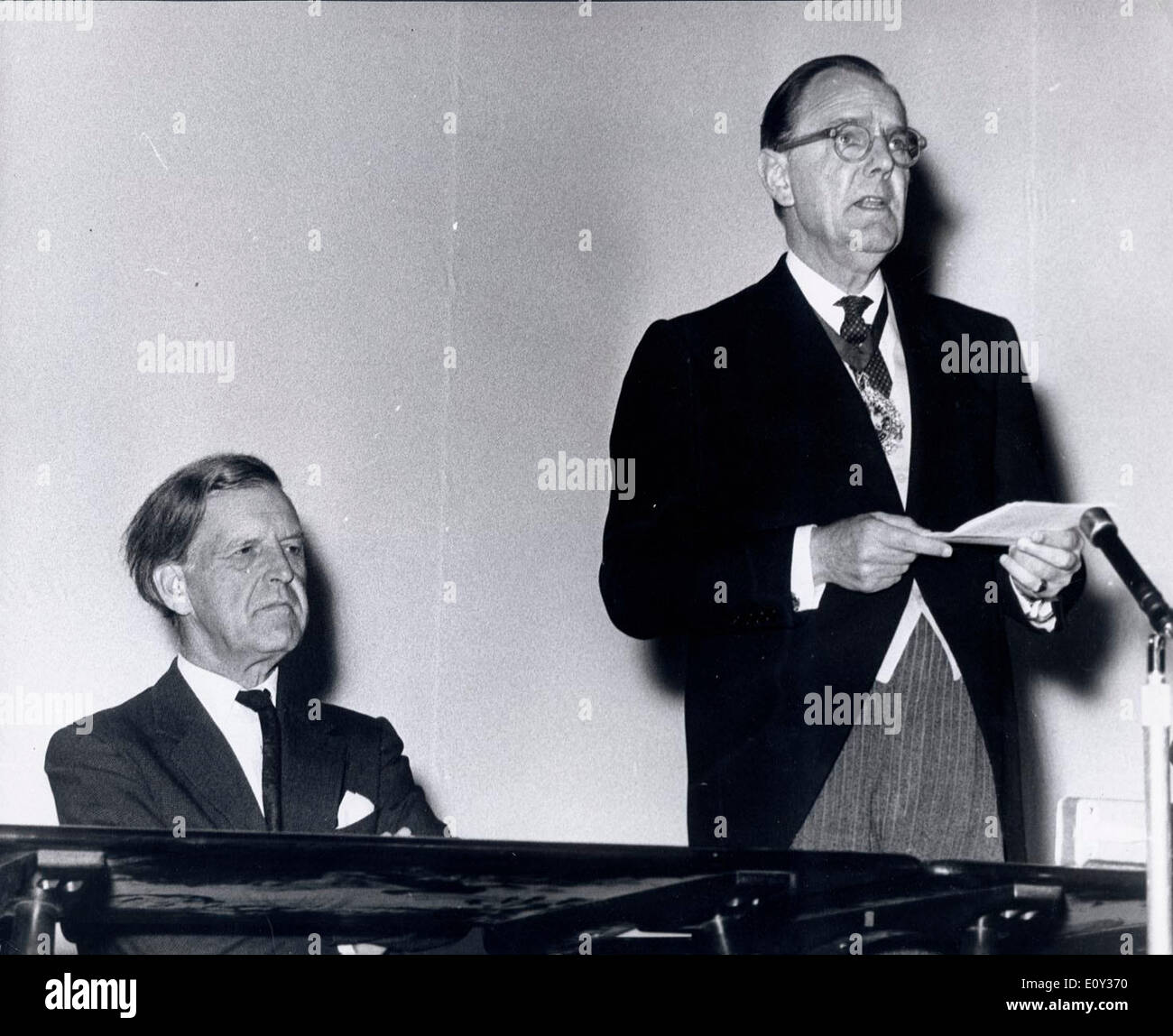 Sep 11, 1968 - Londra, Inghilterra, Regno Unito - Sir Gilbert INGLEFIELD (R), con SIR DUNCAN OPPENHEIMER, apre il simposio sui legami tra il lavoro di artisti e industria al Mermaid Theatre. Foto Stock