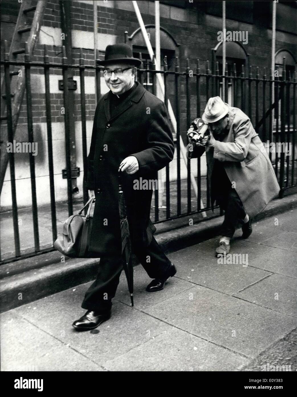 Sett. 17, 1968 - Settembre 17th, 1968 vescovi cattolici romani alla riunione speciale sul Papa il controllo delle nascite enciclica. Che cosa è nel sacco - Mostra fotografica: visto arrivare a casa Arcivescovile, Westminster, dove Vescovi Cattolici Romani incontro sul Papa il controllo delle nascite enciclica fu trattenuto, è il Vescovo Hornyak, da Acton, W.3. ignorare che un presuntuoso cameraman della BBC lo ha seguito per diversi cantieri riprese la sua borsa. Foto Stock