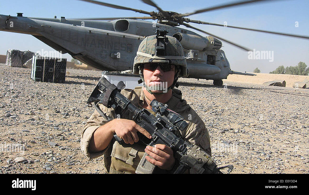 Marines americani Cpl William 'Kyle' falegname un fuciliere automatico con società F, 2d Battaglione, 9 Marines, Regimental Combat Team 1, 1° Divisione Marine , I Marine forza expeditionary Aprile 23, 2013 nella provincia di Helmand, Afghanistan. Carpenter sarà aggiudicato Medal of Honor per la cospicua galanteria dal presidente Barack Obama in una cerimonia nuziale della Casa Bianca il 19 giugno 2014. Foto Stock