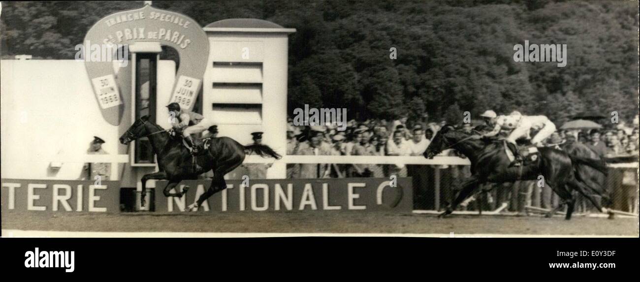 Giugno 30, 1968 - Cavallo 'Dhaudevi'' vince la Parigi Gran Prix gara Foto Stock