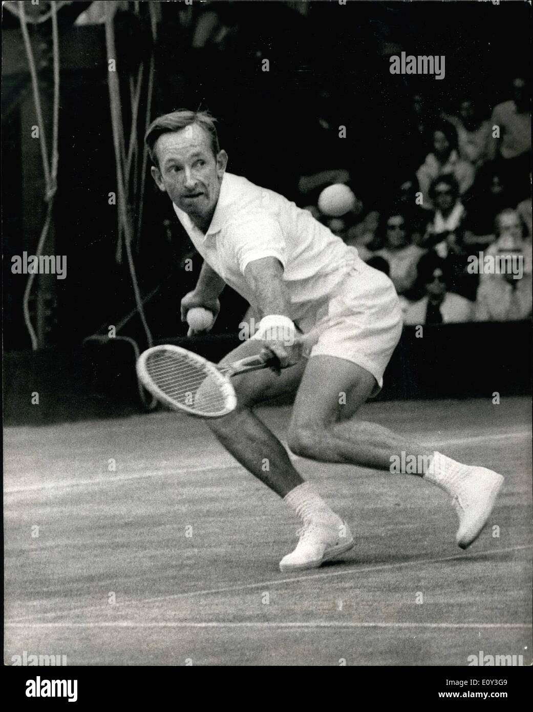 Lug. 07, 1968 - tennis di Wimbledon campionati. La Rod Laver batte Tony  Roche in uomini singoli finale. La foto mostra la Rod Laver (Australia)  nella foto con il trofeo, dopo aver