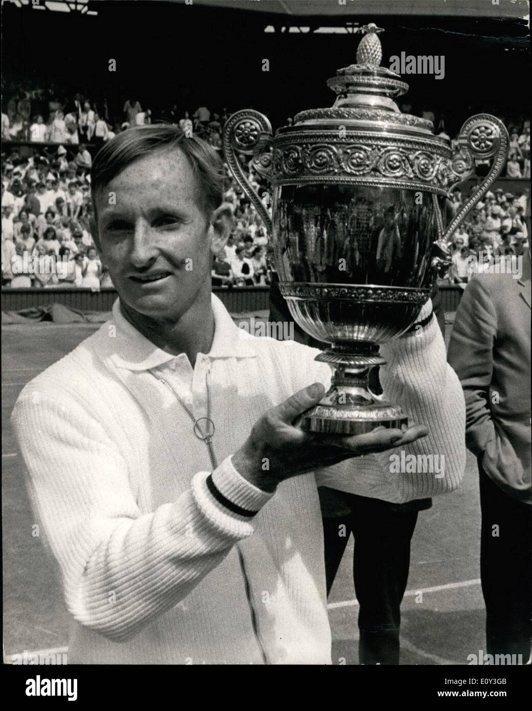 Lug. 07, 1968 - tennis di Wimbledon campionati. La Rod Laver batte Tony Roche in uomini singoli finale. La foto mostra la Rod Laver (Australia) nella foto con il trofeo, dopo aver vinto la Uomini Singoli finale a Wimbledon, in cui ha battuto Tony Roche (Australia) oggi. Foto Stock