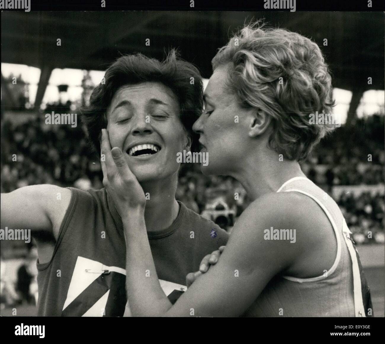 Lug. 07, 1968 - Una donna A.A.A. Campionati a Crystal Palace. Vera Nikolic rompe mondo 800 metri record. Vera Nikolic della Jugoslavia oggi ha rotto il record del mondo nella finale dei 800 metri, durante la donna A.A.A. Campionati al Crystal Palace di Londra. Il suo tempo è stato di 2 minuti. 0,5 s. Lillian bordo, ( Londra Olympiade A.C.) era secondo in 2 minuti. 2 sec - un Regno Unito ( All-Comers ) record. Mostra fotografica di Vera Nikolic ( a sinistra ) ottiene un bacio di congratulazioni da Lillian Board, venuto secondo - dopo il record di oggi eseguire al Crystal Palace. Foto Stock