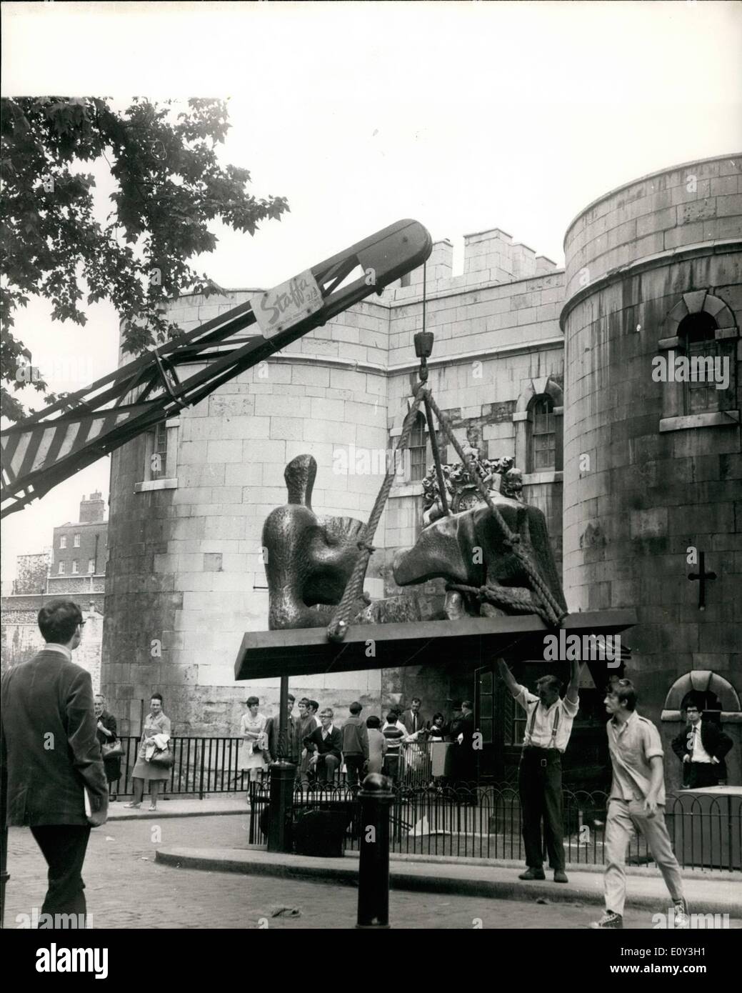 Lug. 07, 1968 - scultura moderna per la mostra durante la City di Londra Festival. Mostra fotografica di:- La scena al Towe Foto Stock