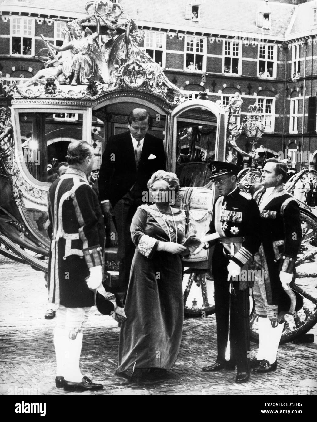 Sep 19, 1968; l'Aia, Olanda, Paesi Bassi; Regina Juliana dei Paesi Bassi è assistita dal golden pullman dal principe Foto Stock