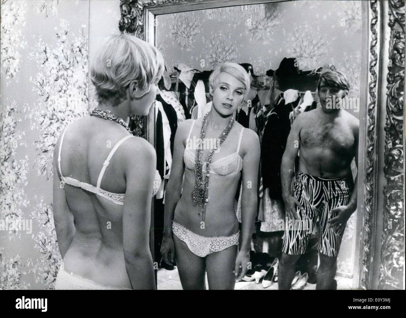 Ottobre 07, 1968 - nella foto è attrice Gila von Weitershausen in una scena del film ''Hoppe Hoppe Reiter.'' Mario Adorf anche la stella. Foto Stock