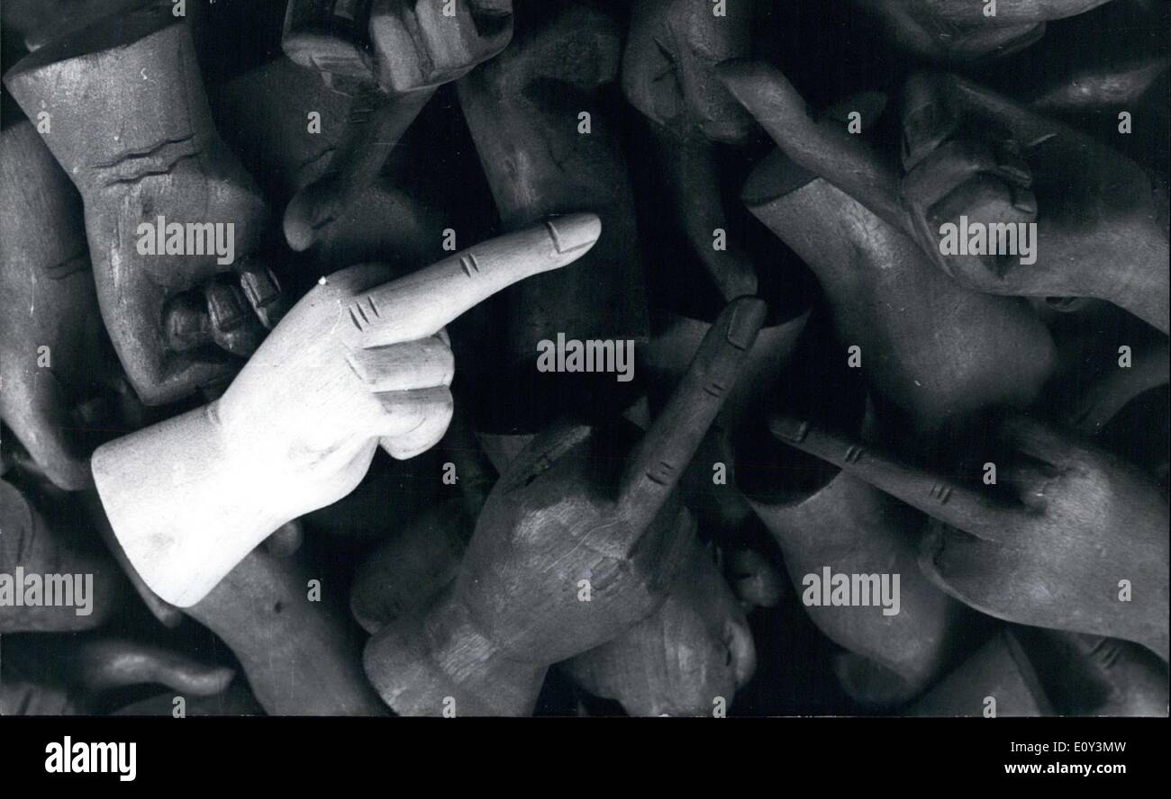 Ottobre 08, 1968 - qui in bianco e nero è possibile vedere queste mani in legno, un'esportazione dalla Cina. Essi sono stati scolpiti e inviati in tutto il mondo e sono disponibili in vari colori. Foto Stock