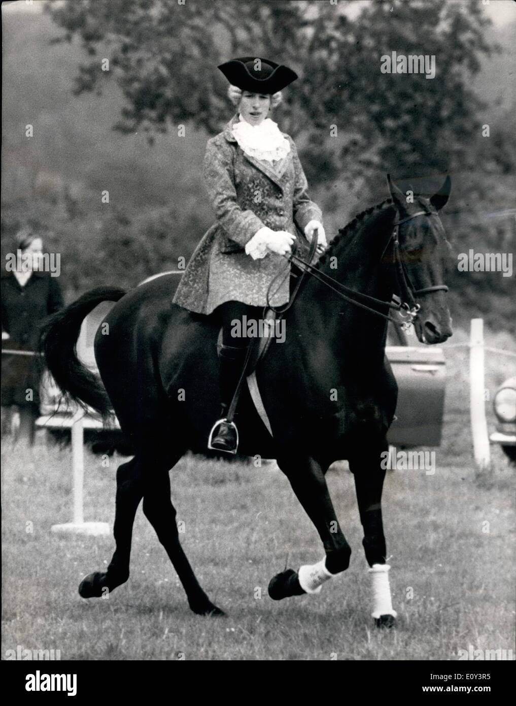 Lug. 07, 1968 - Princess Anne vestiti in stile georgiano. Mostra fotografica di:- Princess Anne, vestiti in stile georgiano, con rivestimento di brocade, cappello tricorno e parrucca grigio - al Moat House Scuola di Equitazione open day display a Beneden, Kent, con altre tre ragazze da Beneden scuola, ha eseguito una quadriglia a cavallo. Foto Stock