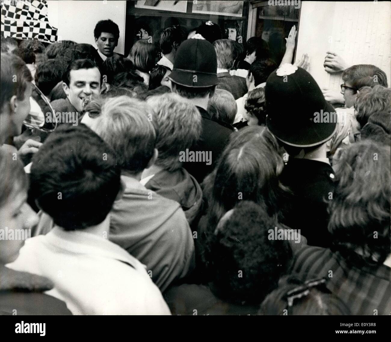 Lug. 07, 1968 - I Beatles dare via &pound;10,000-valore delle scorte dal loro boutique ''Apple'' a Londra.: i Beatles hanno declinato che sono ''stanchi di essere i negozianti'' e ieri ha ordinato che le migliaia di sterline che vale la pena di stock nel loro boutique ''Apple'', in Backer Street, Londra, dovrebbe essere dato via senza pagare un centesimo. Centinaia di adolescenti sono stati i nostri clienti al di fuori del negozio questa mattina in attesa di esso per aprire in modo che possano prendere il loro prelievo dal off-beat vestiti Foto Stock