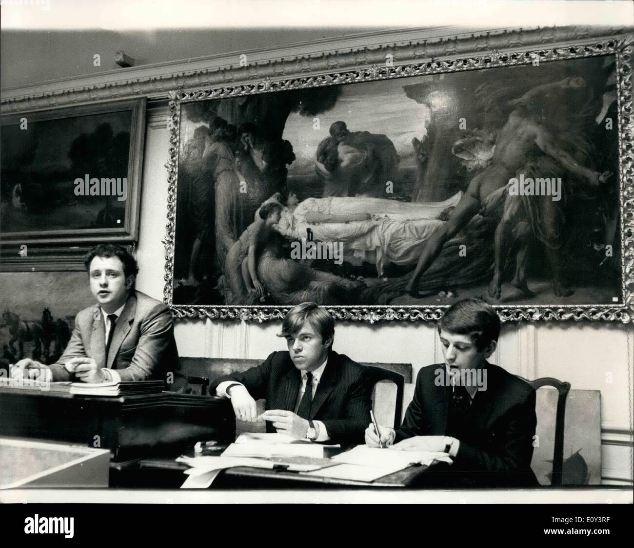 Lug. 07, 1968 - VENDITA DI VECCHIO MAESTRO E DEL XVIII E XIX SECOLO dipinti e disegni. Vi è stata una vendita del vecchio maestro e 18th. & 19th. Dipinti seicenteschi mad disegni, a cavaliere, beffa & Rutley, Hannover St, oggi. KEYSTONE mostra fotografica di:- la scena durante il eale di Signore Frederiok Leighton,s famoso dipinto Hercule. Wreetling con la morte per il corpo di Aloeetis - che ha creato una sensazione quando esposto alla Royal Academy nel 1871 - e che è stato venduto oggi per &pound;2.000. Foto Stock