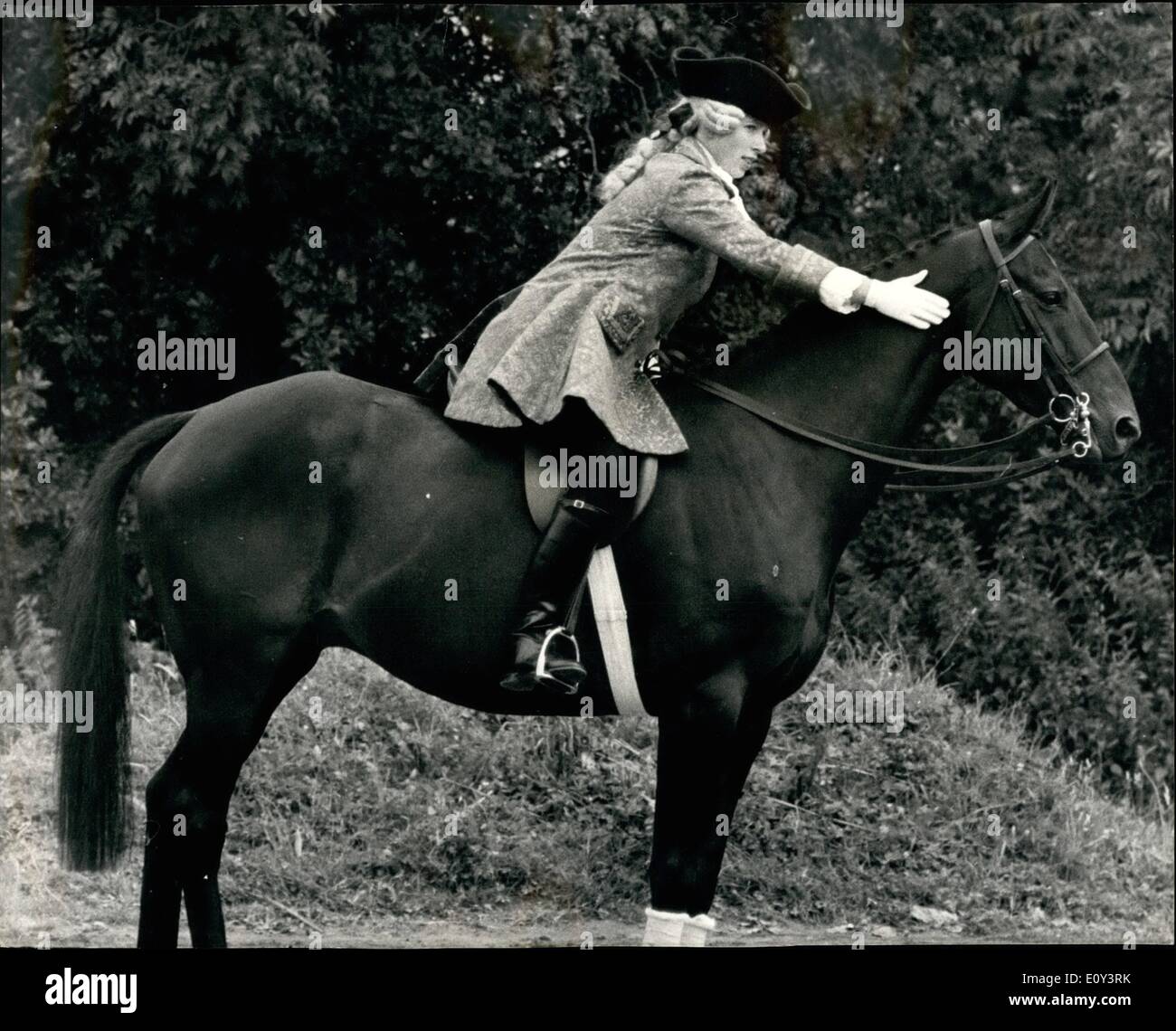 Lug. 07, 1968 - Princess Anne in stile georgiano. La foto mostra il Princess Anne, vestiti in stile georgiano, con rivestimento di brocade, cappello tricorno e parrucca grigio - dare il cavallo un cordiale pat a Moat House scuola di equitazione open day display a Benden, Kent. Con altre tre ragazze da Beneden scuola, ha eseguito una quadriglia a cavallo. Foto Stock