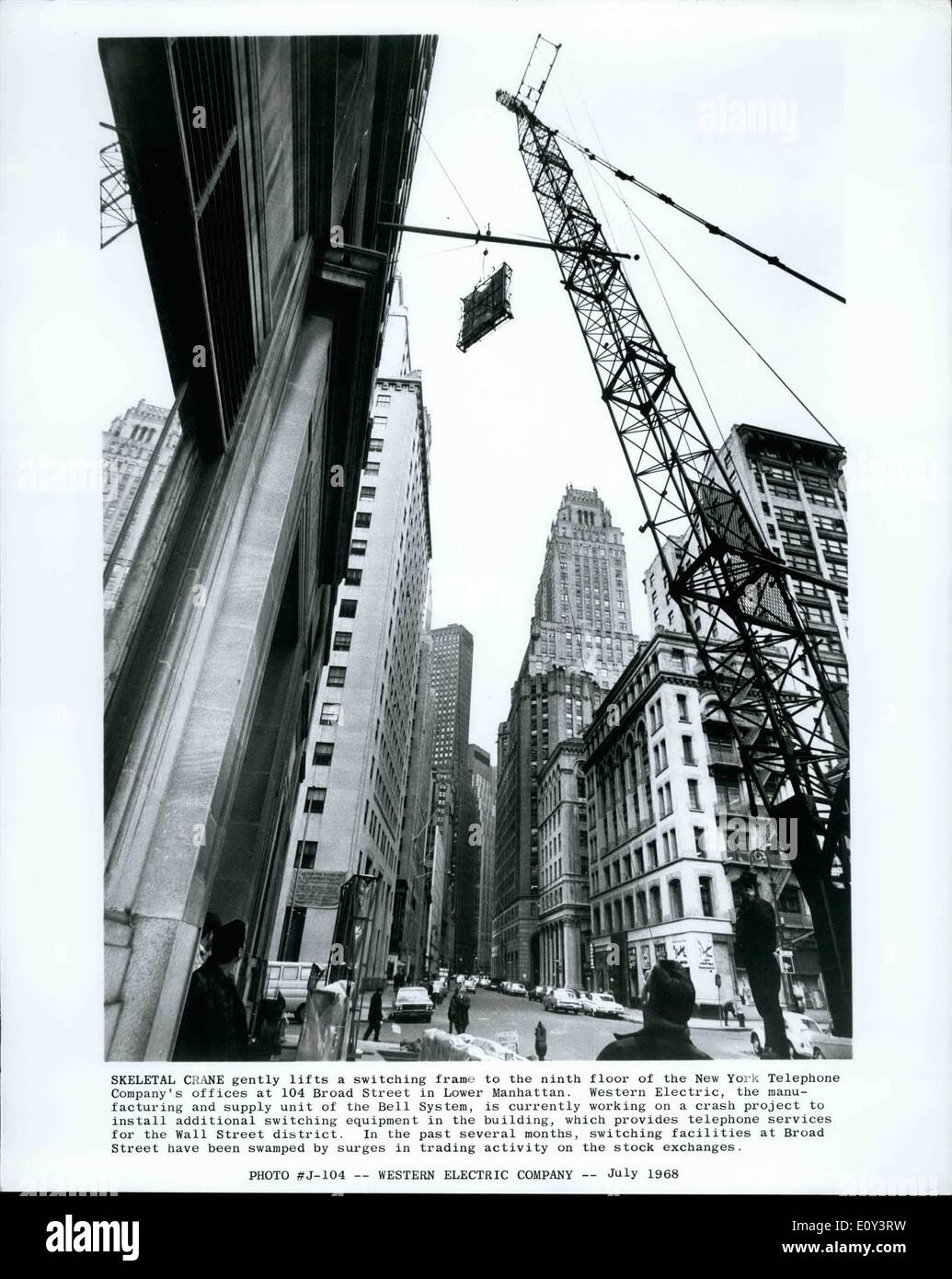 Lug. 07, 1968 - Gru scheletrico solleva delicatamente un telaio di commutazione al nono piano del New York telefono Copany uffici a 104 Broad Street in Lower Manhattan. Western Electric, i processi di fabbricazione e di unità di alimentazione del sistema a campana, sta attualmente lavorando su un progetto di crash per installare ulteriori apparecchiature di commutazione nell'edificio, che fornisce i servizi telefonici per il distretto di Wall Street. In passato diversi mesi, strutture di commutazione a Broad Street è stato inondato dai picchi di attività di trading in borsa. Foto Stock