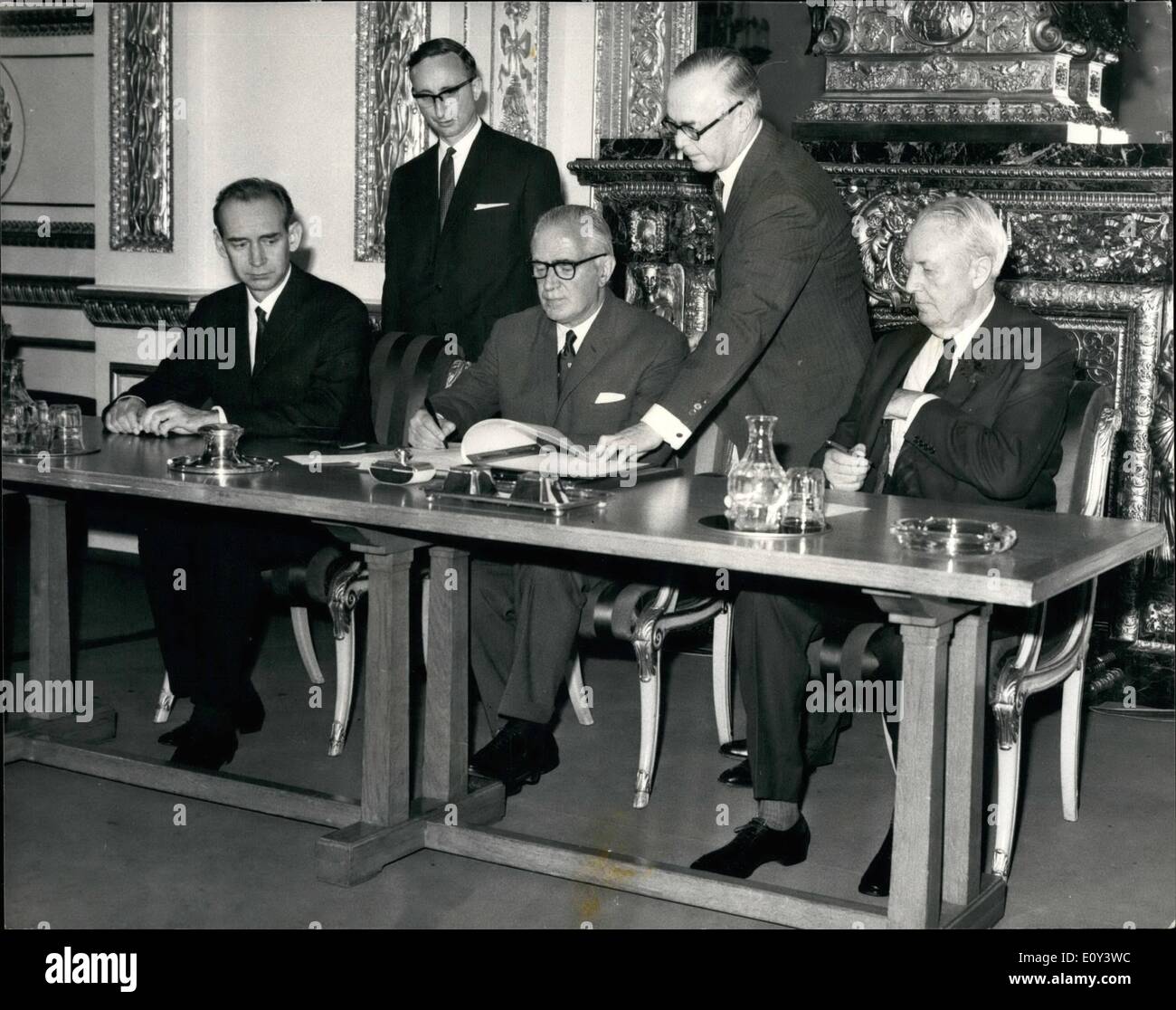 Lug. 07, 1968 - Firma sul Trattato di proliferazione. La firma del trattato di non proliferazione ha avuto luogo oggi a Lancaster House, Londra. Il trattato è stato anche firmato oggi a Mosca e Washington. Keystone Foto Mostra: Gran Bretagna il Segretario di Stato per gli affari esteri, Michael Stewart, firma il trattato in Lancaster House oggi guardato dall'ambasciatore sovietico, a sinistra, e l ambasciatore statunitense, a destra. Foto Stock