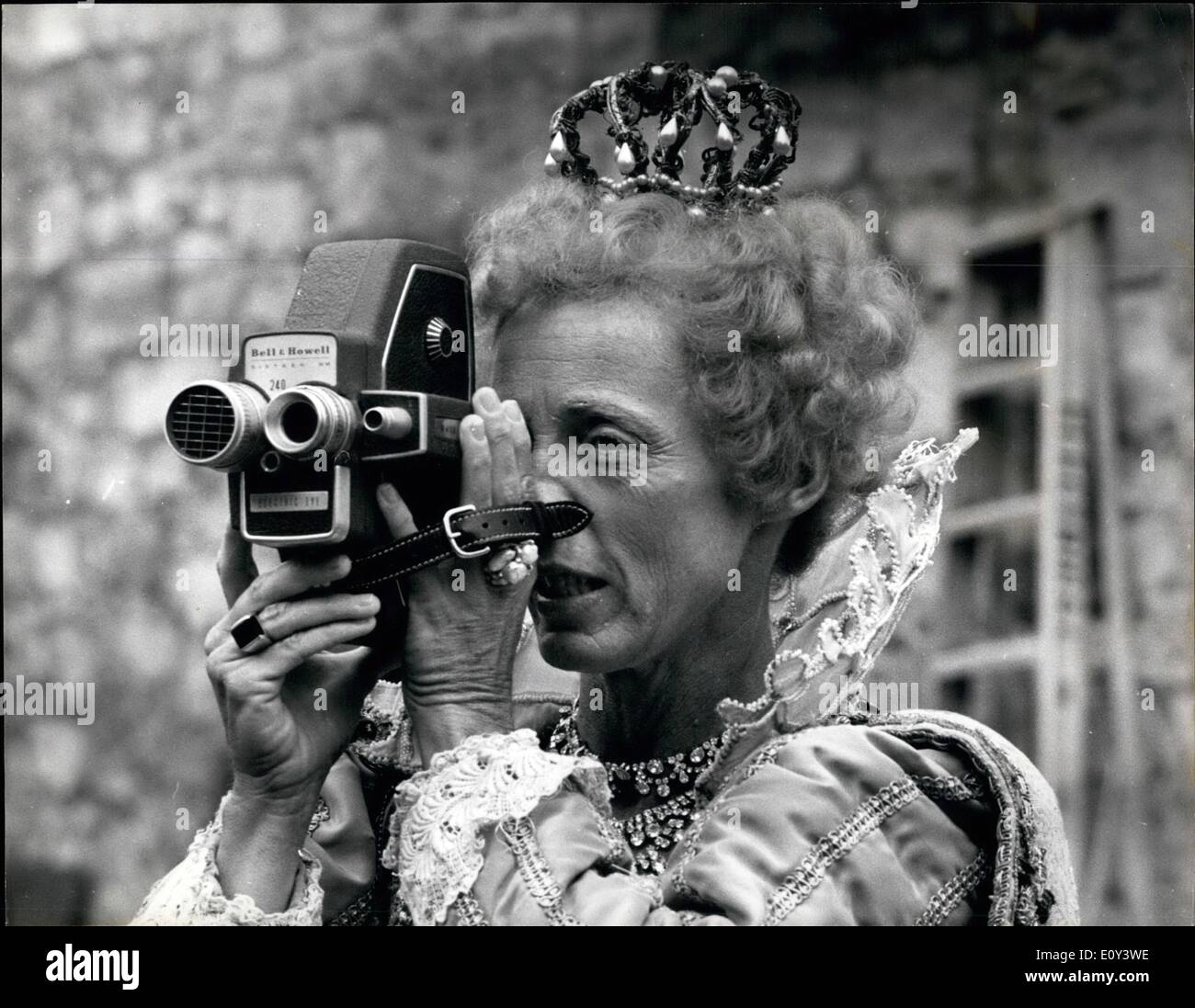 Lug. 07, 1968 - Il 600-anno-vecchia casa del Signore De L'Isle è l'impostazione per la nuova serie di Beverley Hillbillies: gli spettatori in 21 paesi sono per vedere Penshurst Place, vicino Tenbridge, Kent, il 600-anno-vecchia casa del Signore De L'Isle. La casa, parco e giardini italiani sono la cornice per una nuova serie di Beverley Hillbillies programma TV. Riprese di cinque episodi, con il solito cast, iniziato oggi. Mostra fotografica di Nancy Culp (che svolge il ruolo di banchiere Dysdale del segretario nella serie) vestita come la regina Elisabetta fa un po' di riprese del suo proprio a Penshurst Place durante una pausa. Foto Stock