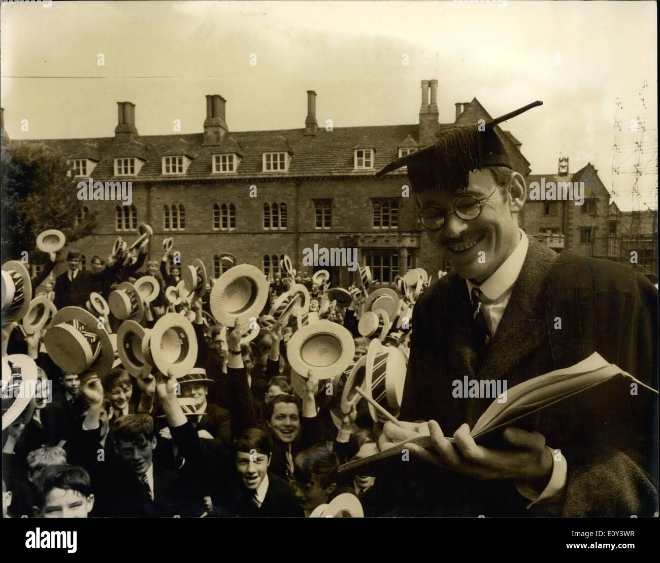 Lug. 07, 1968 - La ripresa addio Mr.patatine a Sherborne scuola: Peter O'Toole e Petula Clarke sono un protagonista di M.G.M della nuova produzione musicale di ''Addio Mr.Chips'' - a Sherborne School, Dorset - uno dei più antichi del grande pubblico inglese Scuole. Mostra fotografica di Peter O'Toole visto vestito in vestaglia e la malta di amministrazione come la scuola del preside, riceve un tifo da centinaia di scuola pubblica boys, quando è arrivato sul set per il primo giorno di riprese a Sherborne oggi. Foto Stock