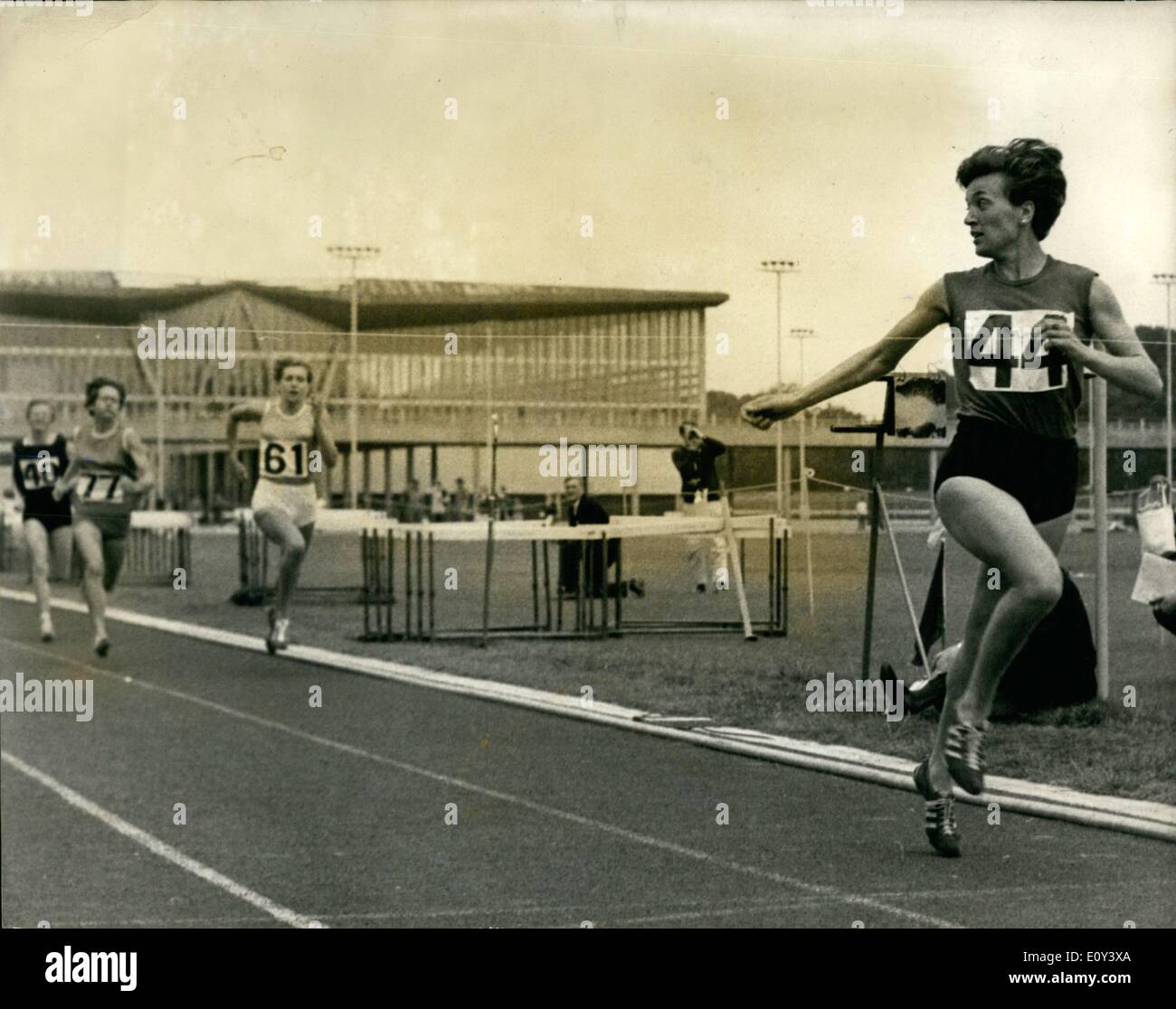 Lug. 07, 1968 - Le donne della A.A.A. campionati a Crystal Palace. Vera Nikolic rompe mondo 800 metri record.: Vera Nikolic della Jugoslavia oggi ha rotto il record del mondo nella finale dei 800 metri durante la donna A.A.A. Campionati al Crystal Palace di Londra, oggi. Il suo tempo è stato di 2 minuti. 0.5Secs. Lillian Board (Londra Olympiade A.S.) era secondo in 2 minuti 2 secondi un Regno Unito (tutti gli spigoli) record. Mostra fotografica di Vera Nikolic, visto vincere la finale di 800 metri in un mondo tempo record da Lillian scheda (61) che era secondo al Crystal Palace di oggi. Foto Stock