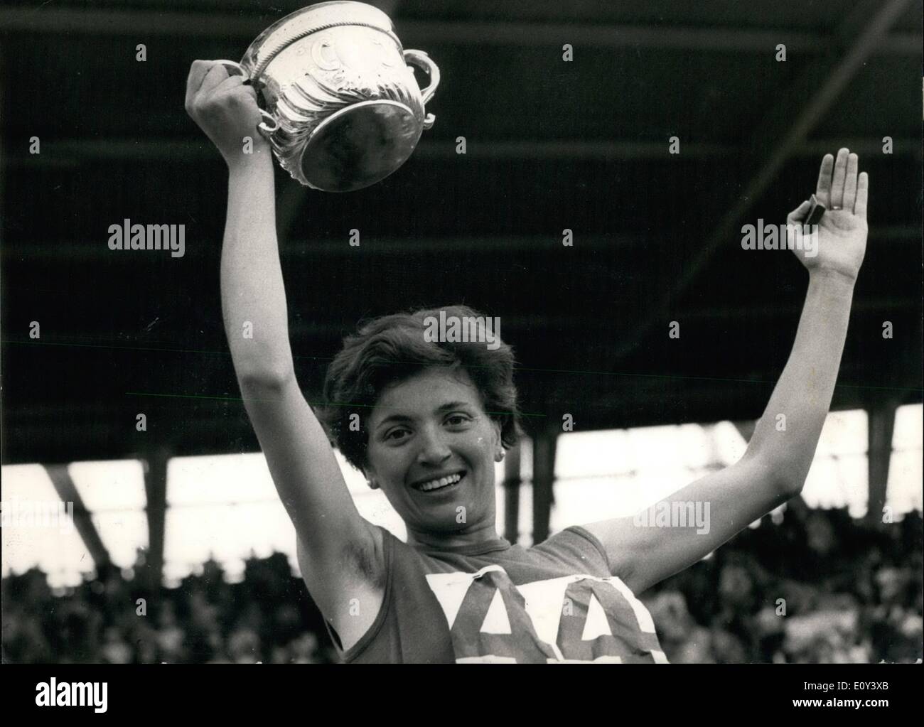 Lug. 07, 1968 - Le donne della A.A.A. campionati a Crystal Palace. Vera Nikolic rompe mondo 800 metri record.: Vera Nikolic della Jugoslavia oggi ha rotto il record del mondo nella finale dei 800 metri durante la donna A.A.A. Campionati al Crystal Palace di Londra, oggi. Il suo tempo è stato di 2 minuti. 0.5Secs. Lillian Board (Londra Olympiade A.S.) era secondo in 2 minuti 2 secondi un Regno Unito (tutti gli spigoli) record. Mostra fotografica di Vera Nikolic, mantiene il suo trofeo aloft dopo la rottura del mondo metri 800 registra oggi, al Crystal Palace. Foto Stock