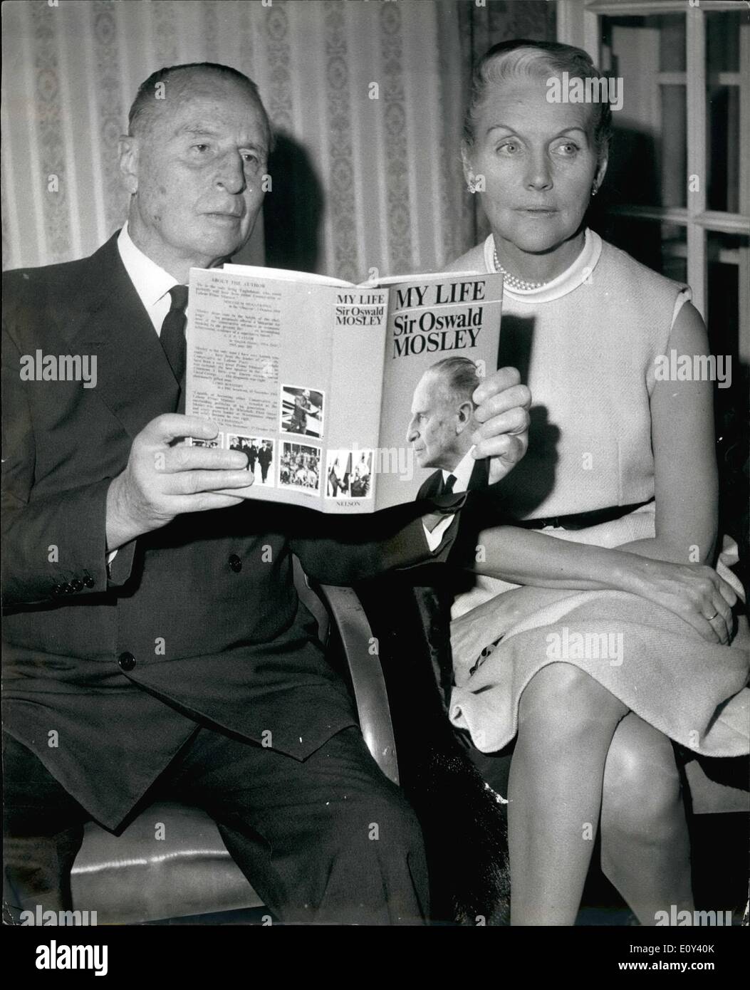 Ottobre 10, 1968 - Sir Oswald Mosley tiene conferenza stampa per lanciare la sua autobiografia ''MY VITA " MOSTRA FOTOGRAFICA: Sir Oswald Mosley, l'uno-tempo del leader del Movimento Blackshirt in Gran Bretagna, nella foto con il suo libro "'MY VITA " come egli si pone con sua moglie alla conferenza stampa tenutasi presso il Cafe Royal per lanciare il suo tbook la sua serata. Foto Stock