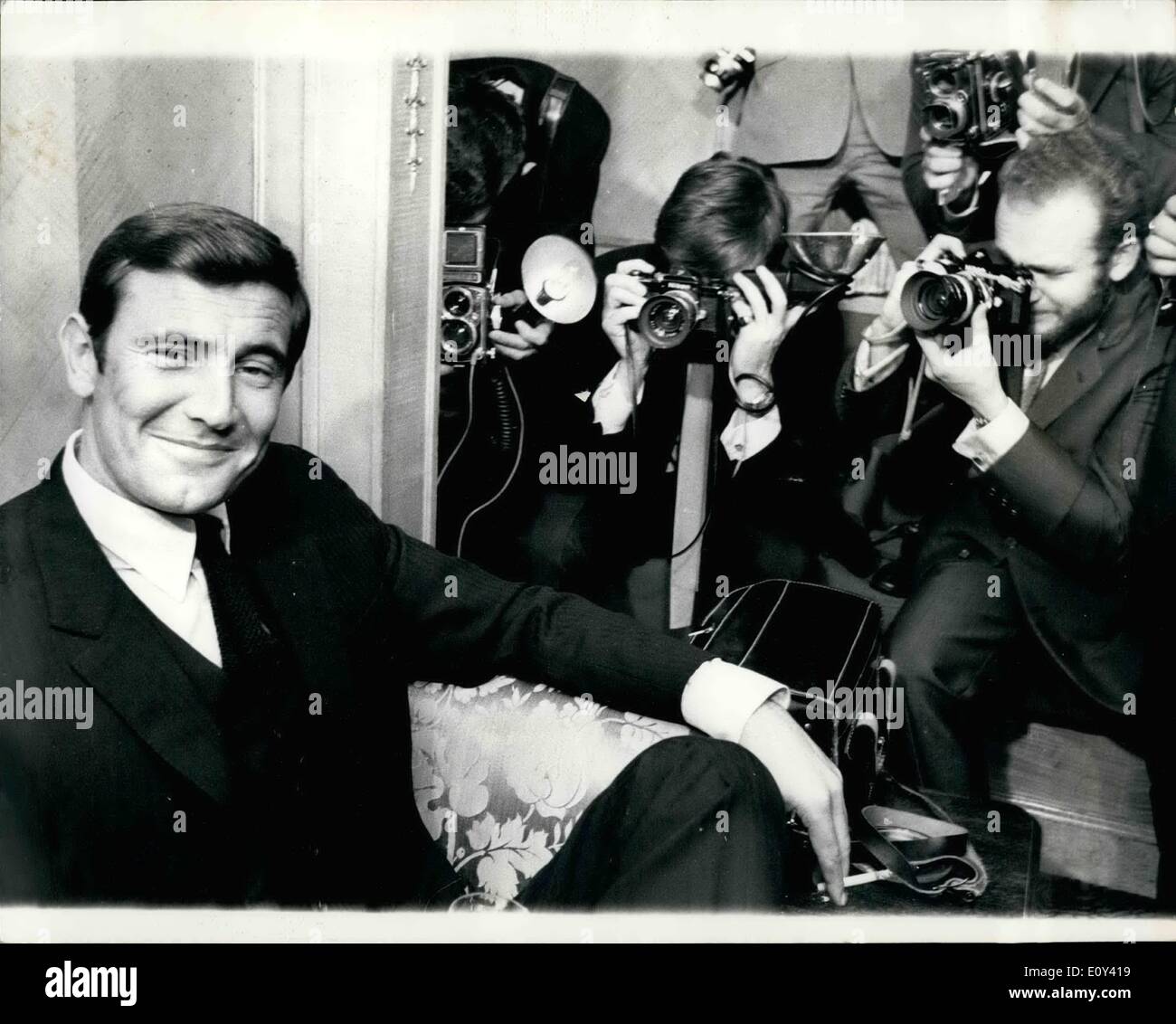 Ottobre 10, 1968 - Il nuovo James Bond: Il nuovo James Bond, è 27 anno vecchio modello maschile George Lazenby, un alto robusto australiano che ha non agisce l'esperienza. Egli è noto solo in Inghilterra per il suo t.v. spot. Ora egli è diventato e star internazionali per tutta la notte a giocare 007 nel sesto film di James Bond 'On Her Majesty's servizio. Il legame originale, Sean Cory, è stato chiesto di tornare ma egli rifiutò. La foto mostra: Il nuovo James Bond George Lazenby, visto durante una conferenza stampa di questa sera presso il Dorchester Hotel. Foto Stock