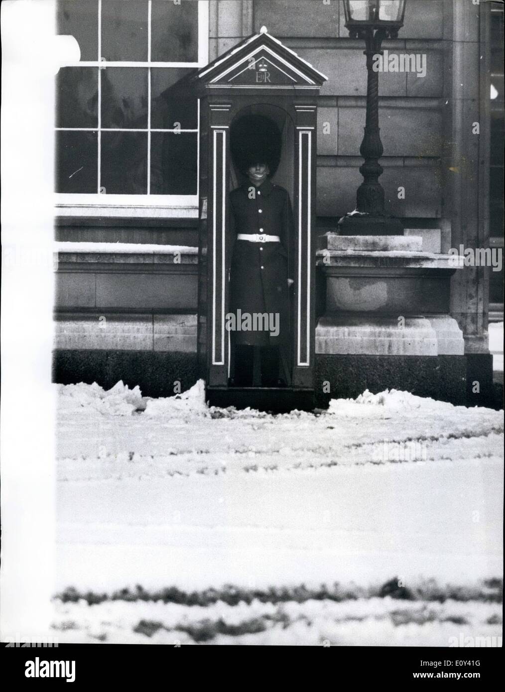 Ottobre 10, 1968 - Londra Hit da neve mostra fotografica: scena invernale a Londra ieri che mostra un guardsman nella sua garitta nella parte anteriore del Buckingham Palace. Foto Stock