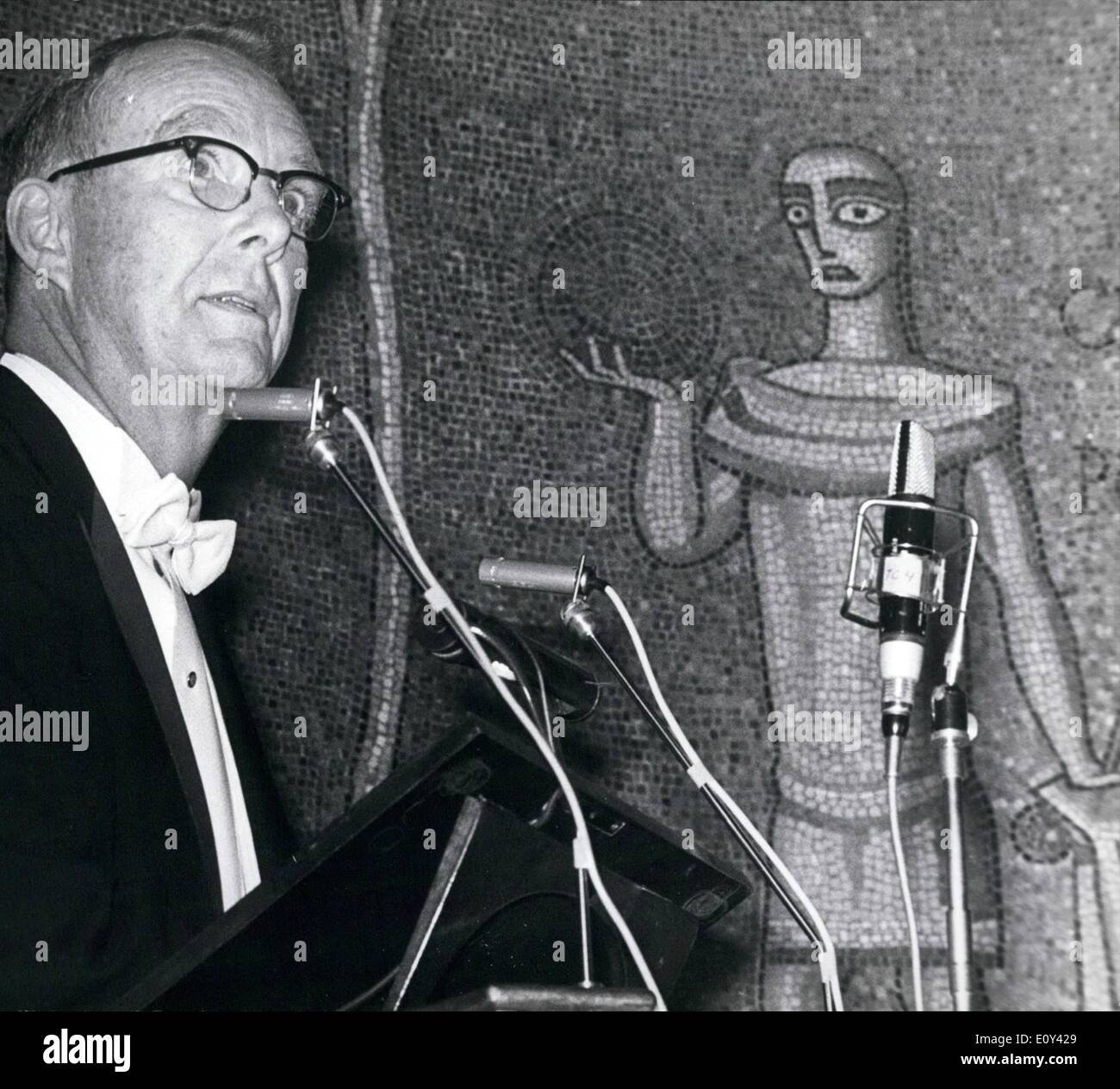 Ottobre 10, 1968 - Il Dott. Luis Alvarez parlando all'Nobeldinner. Foto Stock