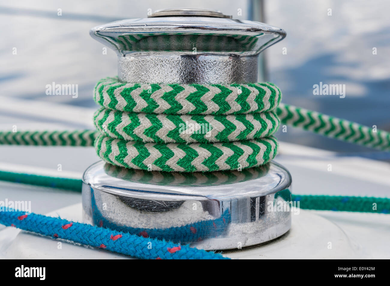 Yacht a vela - vicino sul verricello e corda verde Foto Stock