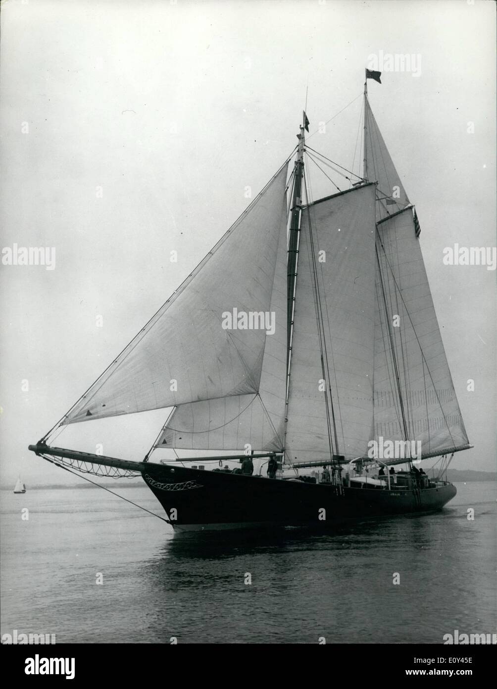 Lug. 07, 1968 - La Replica schooner ''America'' arriva a Cowes dopo 3.000-mile crossing da Bermuda: la replica goletta America, 170 tonnellate, con 120-piede principale e superiore del montante, navigato in Cowes, Isle of Wight, ieri, completando così la nd di 3.000 miglia di viaggio da Bermuda realizzata in 14 giorni. Si tratta di un unico nella storia dello yachting che l America è il pagamento di una buona volontà visita a Cowes per commemorare l'AMERICA originale la vittoria nella Coppa America del 1851. La foto mostra la replica goletta America arrivando a Cowes ieri dopo 14 giorni, 3.000-mile crossing da Bermuda. Foto Stock