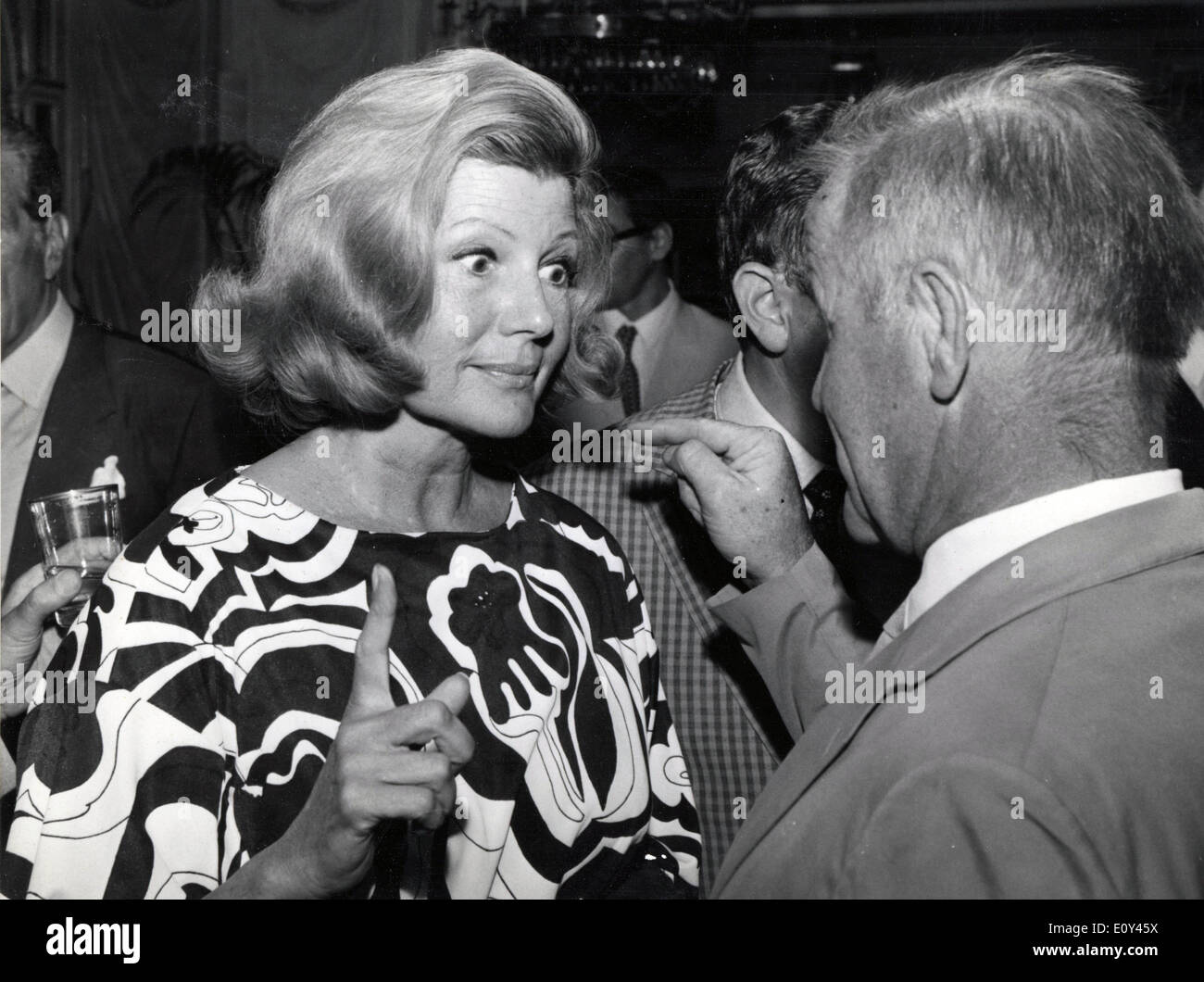 Jul 09, 1968 - Roma, Italia - Rita Hayworth parla con la stampa per  promuovere il suo nuovo film i bastardi..Â Foto stock - Alamy