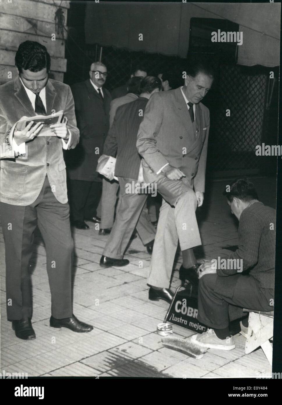 Ottobre 10, 1968 - Ex-presidente Belaunde Terry arrivando a Buenosaires. Foto Stock