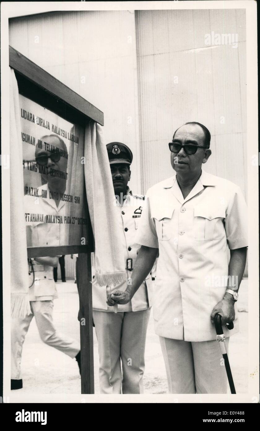 Ottobre 10, 1968 - Il Vice Primo Ministro, Tun Abdul Razak, ufficialmente dichiarata aperta la Base Rmaf in Labuan oggi (27 Ottobre). Immagine mostra Tun Razak svelando la peste alla cerimonia di apertura. Dietro di lui è il comandante della base, Wing-Commander S.P. Welch. Foto Stock