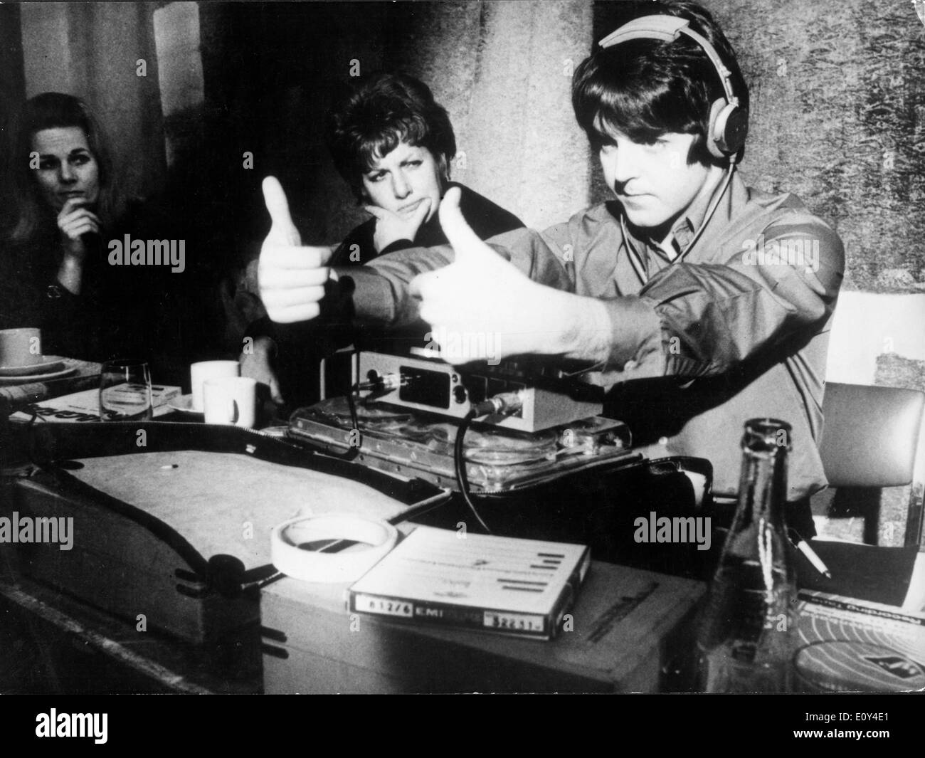 Cantante Paul McCartney in studio di registrazione cartoon Foto Stock