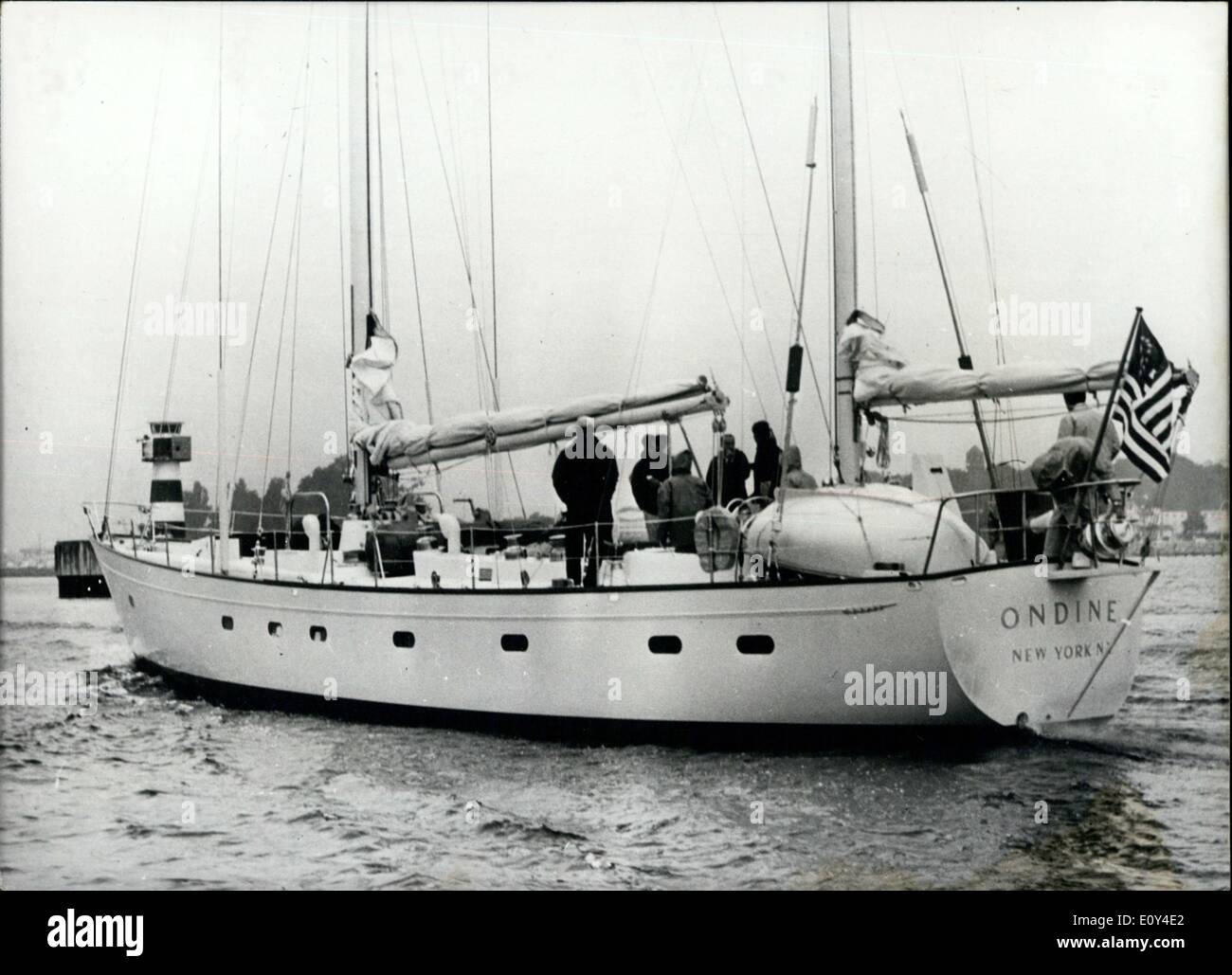 Lug. 26, 1968 - Dopo 22 giorni di navigazione 35cc miglia attraverso l'Atlantico, il US-yacht di proprietà ''Ondine'' ha vinto la gara da Bermuda a Travemuende, Germania. 34 yacht a vela da vari paesi hanno partecipato a questo concorso. ''Ondine''. Che era altamente favorized, ha vinto la Coppa del Cancelliere tedesco. La nostra foto mostra la ''ondine" arrivando a Travemuende porto dopo la gara. Foto Stock