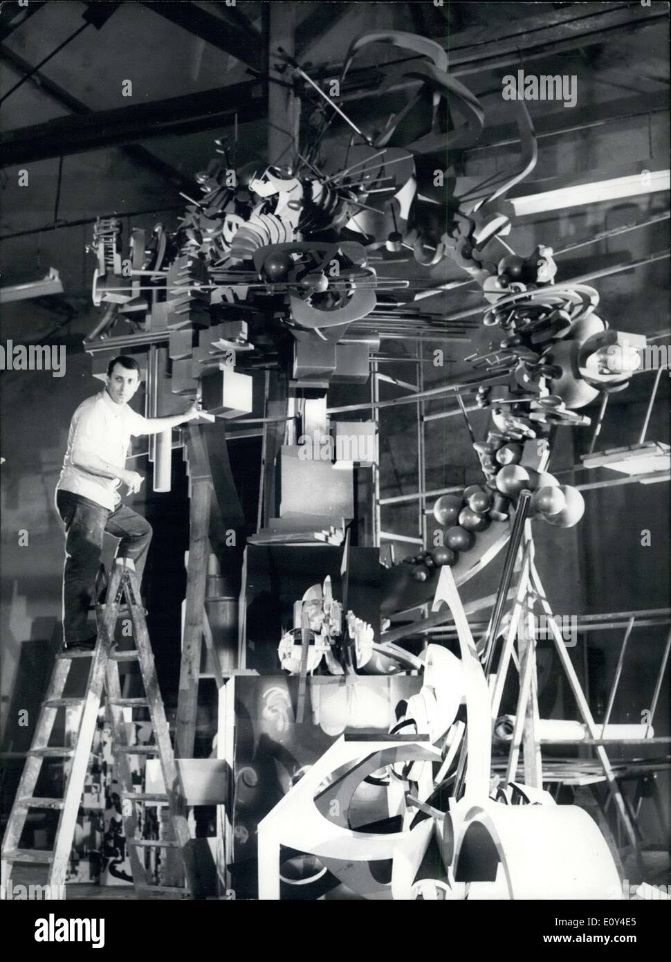 Lug. 26, 1968 - più grande del mondo scultura: scultore francese Raymond Moretti è occupato completando la sua Scultura Futurista che è Foto Stock