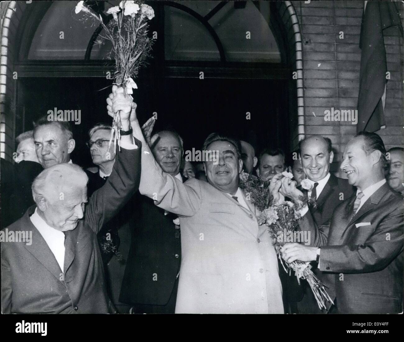 Agosto 07, 1968 - August 7th. 1968. Vertice di Bratislava. La foto mostra- a Bratislava per i colloqui del vertice - il sig. BREHNEV, il comunista sovietica leader del partito (centro) e Presidente SVOBODA della Cecoslovacchia (sinistra) tenere aloft fiori, con a destra il sig. ALEXANDER DUBCEK la Cecoslovacca di leader di partito. In background sono, da sinistra, ALEXEI KOSYGIN, sovietico il Primo ministro; M. SUSLO; presidente PODGORNY (URSS) e Premier ceco Oldrich Cernik Foto Stock