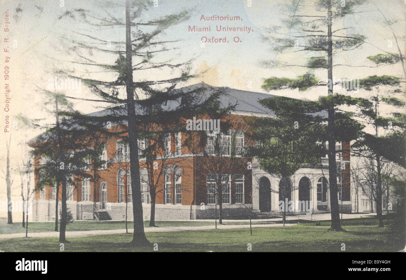 Questa cartolina della Bowden Collection raffigura l'auditorium della Miami University di Oxford, Ohio, che espone uno spazio artistico. L'edificio, parte integrante della vita universitaria, serve come sede per spettacoli, conferenze ed eventi culturali, riflettendo la dedizione dell'università alle arti Foto Stock