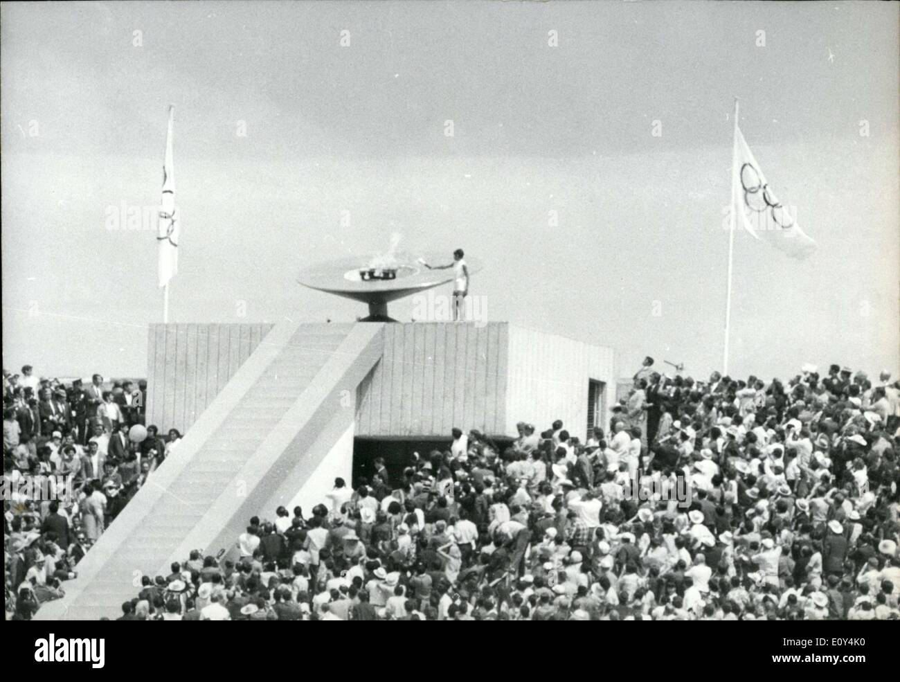 Ottobre 15, 1968 - Questa è la prima volta che una donna ha acceso la fiamma olimpica. I giochi si terrà in Messico quest'anno. Im Foto Stock
