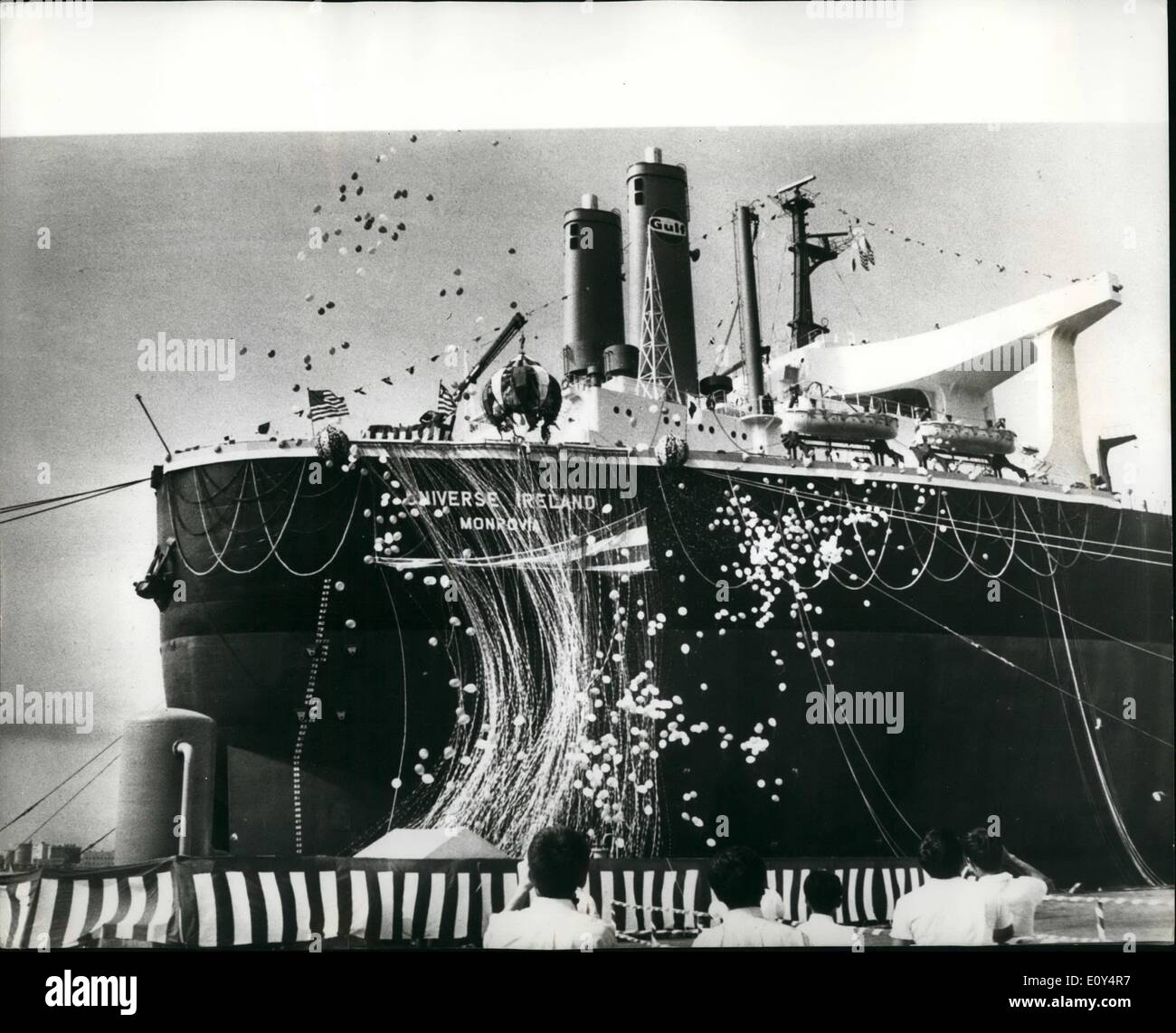Agosto 08, 1968 - più grande del mondo nave battezzata. Il più grande del mondo di cisterna, il 312-ton DWT ''Universo Irlanda'', è stata battezzata il 15 agosto, dalla sig.ra John Lynch, moglie del Primo Ministro della Repubblica Irlandese. Il Battesimo ha avuto luogo presso il cantiere navale di Yokohama di Ishikawajima-Harima Heavy Industries. La grande nave è il primo di sei super mammoth di petroliere per a lungo termine carta dalla Gulf Oil Co. ''Universo Irlanda'' prevede il trasporto di 2.2 milioni di barili di petrolio grezzo in ogni viaggio dal Kuwait a un terminale di memorizzazione a Bantry Bay, Irlanda Foto Stock