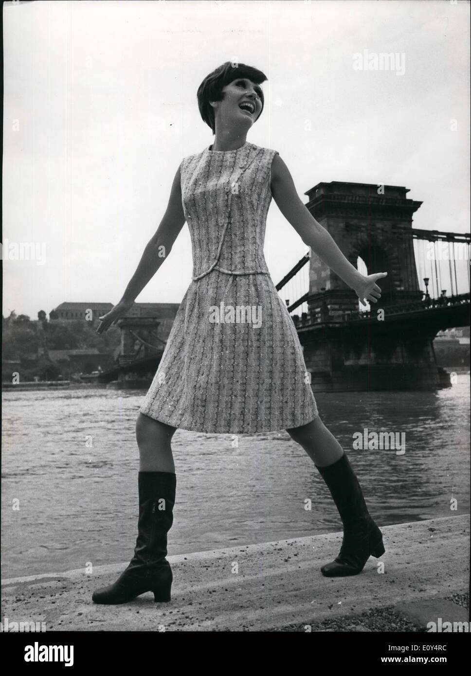 Agosto 08, 1968 - Anteprima di autunno Ladies' Mode In Budafest: i primi a dare un'anteprima di alcune delle loro più di 100 disegni di moda per il prossimo autunno a Budapest sono i lavori artigianali di cooperative che si stanno preparando per una sfilata di moda su 31 Agosto. La maggior parte dei costi e abiti accentuano la femminilità, molti essendo progettato con cinghie. Hanno tutti uno a pochi centimetri sopra il ginocchio. Il taglio profondamente, aprire le linee inoltre sottolineare la figura femminile. La foto mostra un autunno abito di tweed materiale con interessanti linee. Foto Stock