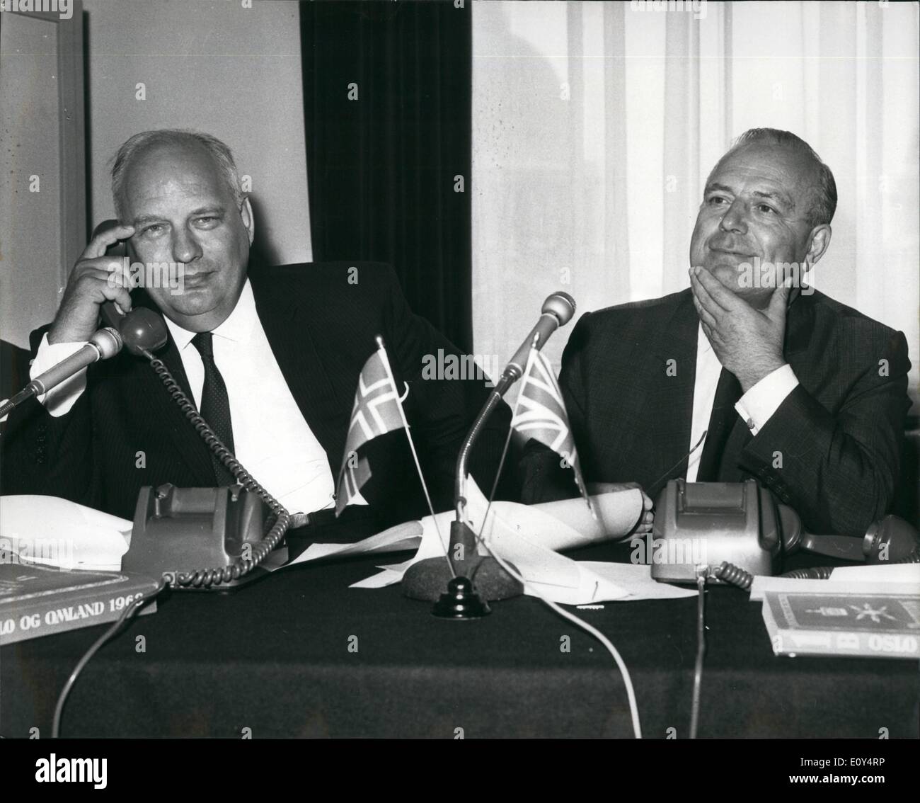 Agosto 08, 1968 - La composizione abbonato alla Norvegia aperto: meno costose telefonate per la Norvegia ha iniziato oggi dove Sir John Wall, Vice Presidente del Post Office, inaugurato internazionale di composizione abbonato ( DSI ) tra i due paesi. Resa possibile dalla nuova Scarborough Kristiansand cavo, il nuovo servizio è ora disponibile per gli utenti di apparecchi telefonici in sei grandi città (Birmingham, Edimburgo, Glagow, Londra, Liverpool, Manchester) che già utilizzano DSI per Belgio, Lussemburgo, Francia, Wet Germania, Paesi Bassi e Svizzera Foto Stock