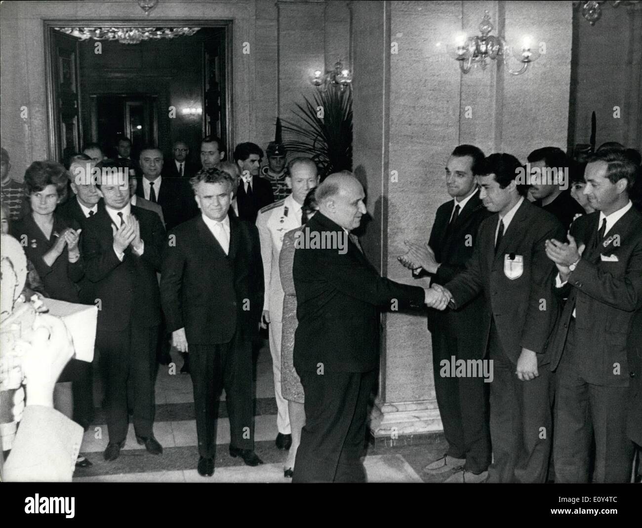 Agosto 08, 1968 - 9° FESTIVAL MONDIALE DELLA GIOVENTÙ E GLI STUDENTI IN SOFIA Todor Zhivkov, Primo ministro bulgaro e primo segretario del CC di BCP ha offerto un ricevimento in onore dei delegati al Festival. Foto Stock