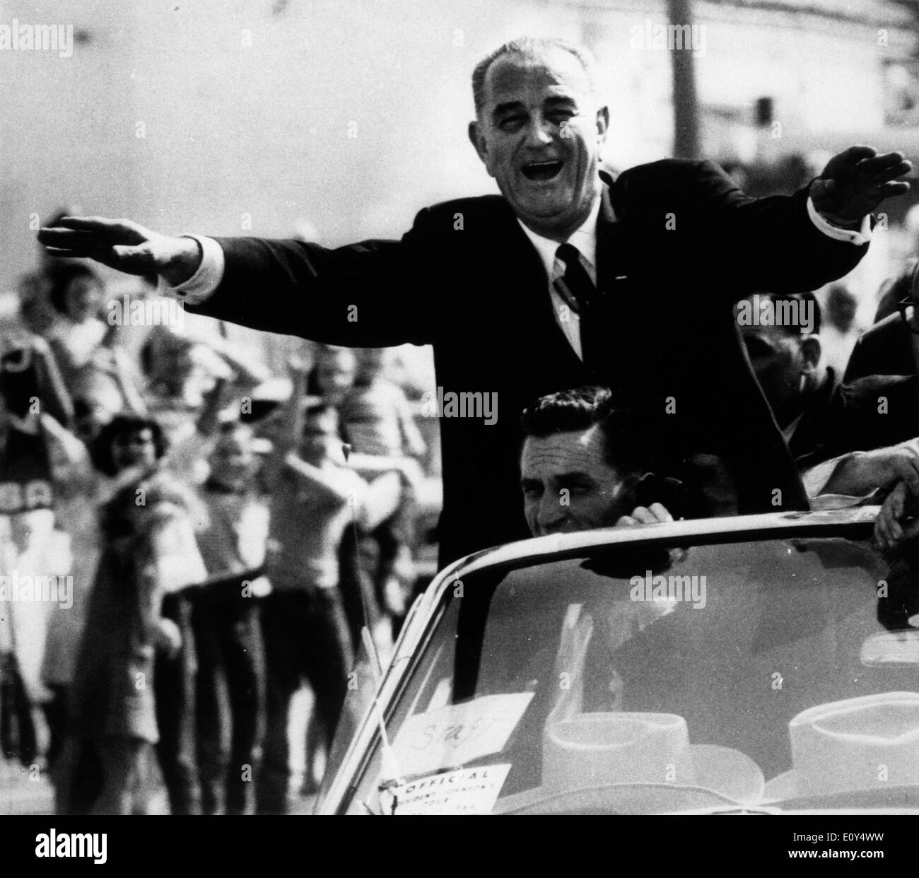 Il presidente Lyndon B. Johnson scorre giù per la strada Foto Stock